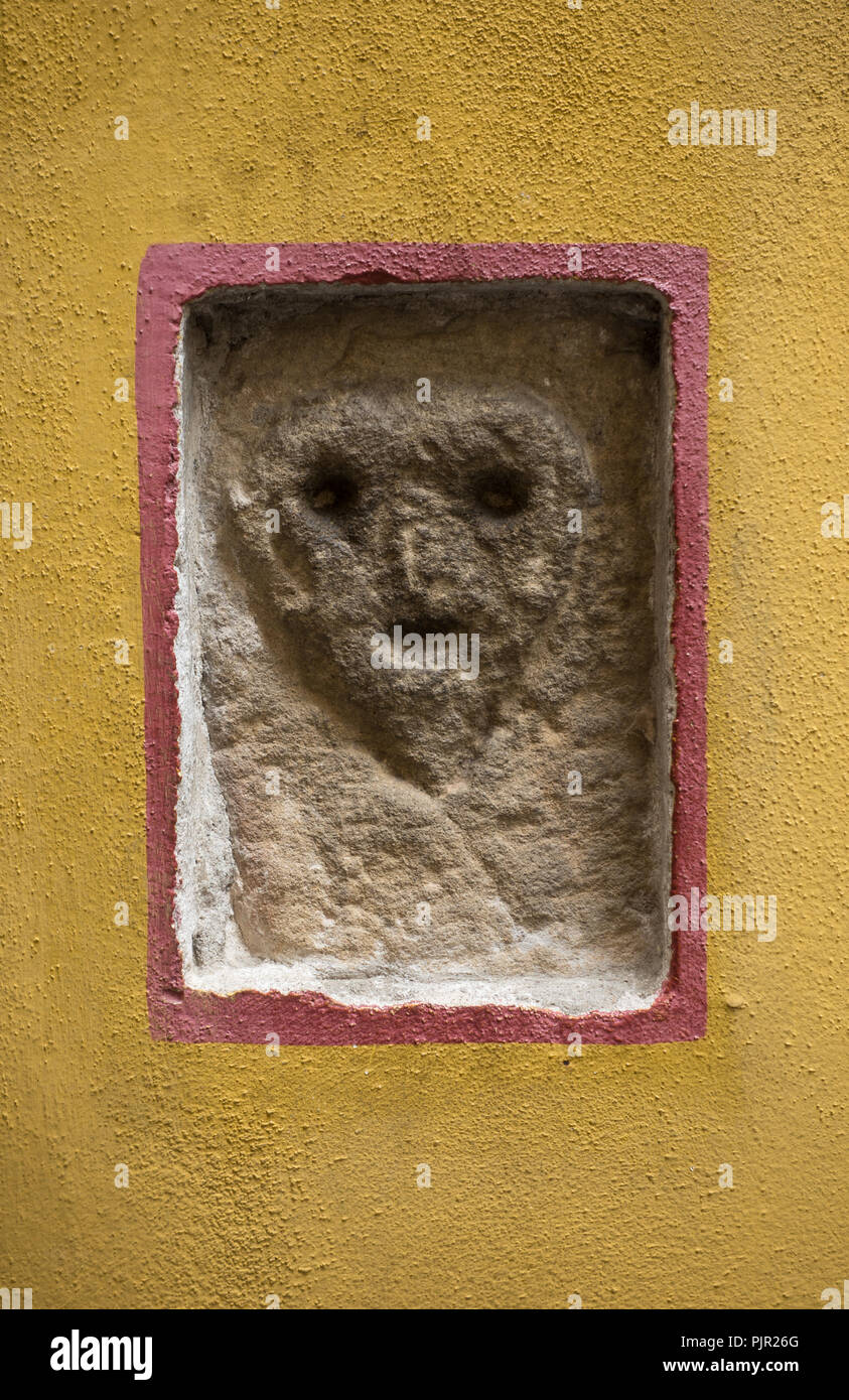 Alte Steinerne Gesicht in eine Wand in Barga, Toskana, Italien Stockfoto