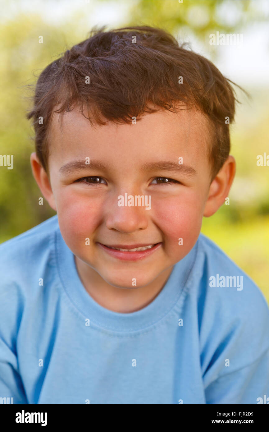 Kind Junge Hochformat outdoor lächelndes Gesicht im Freien außerhalb Frühling Natur Stockfoto