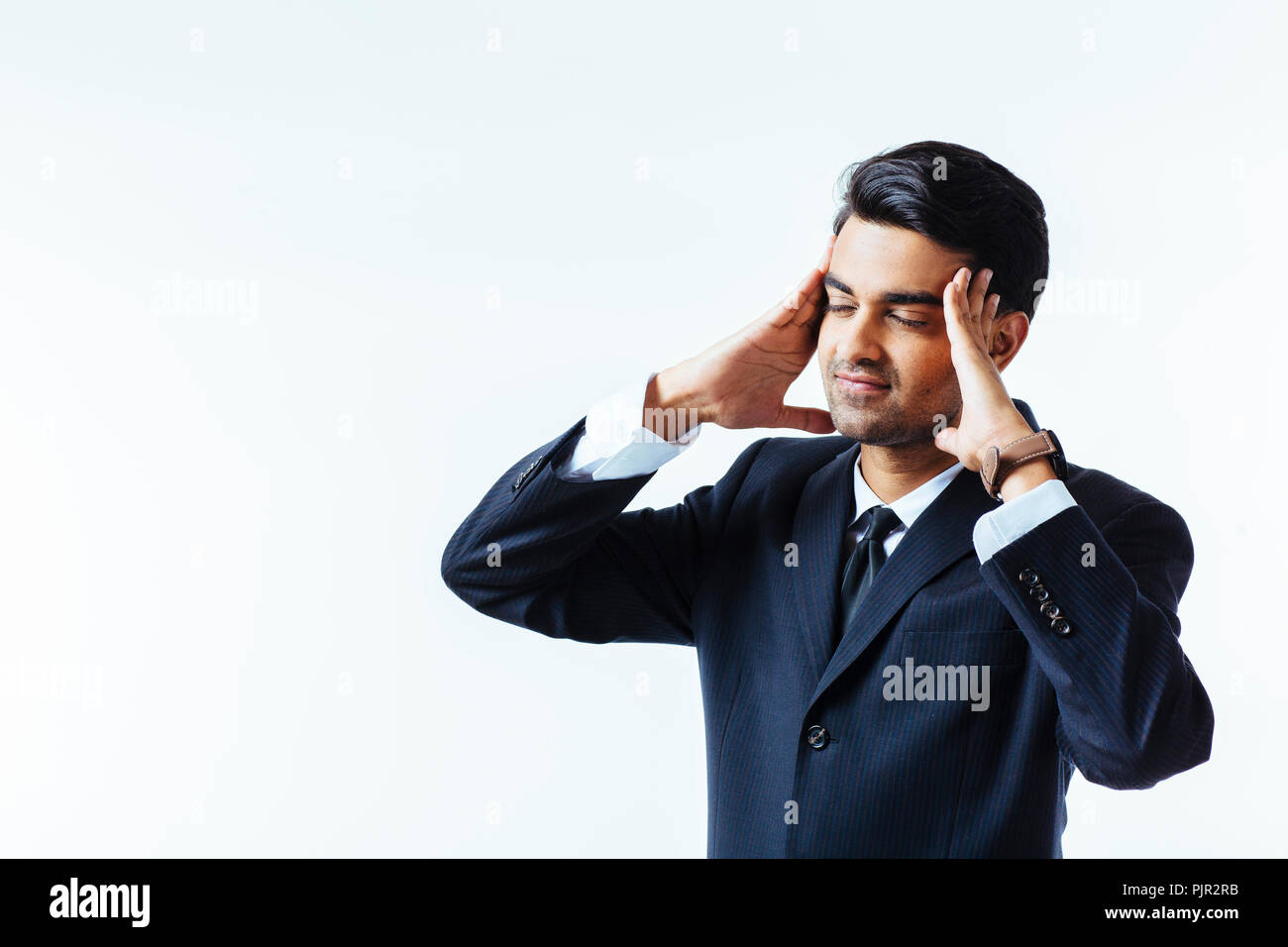 Porträt einer stattlichen Geschäftsmann seinen Kopf in Unglauben, in Schmerzen oder Meditieren, auf weißem Hintergrund Stockfoto