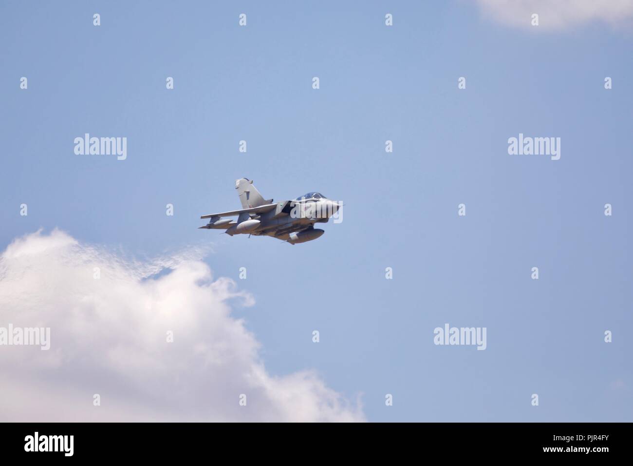 Royal Air Force Panavia Tornado GR4 Jet fighter bei hoher Geschwindigkeit Flypast an der Royal International Air Tattoo 2018 Stockfoto
