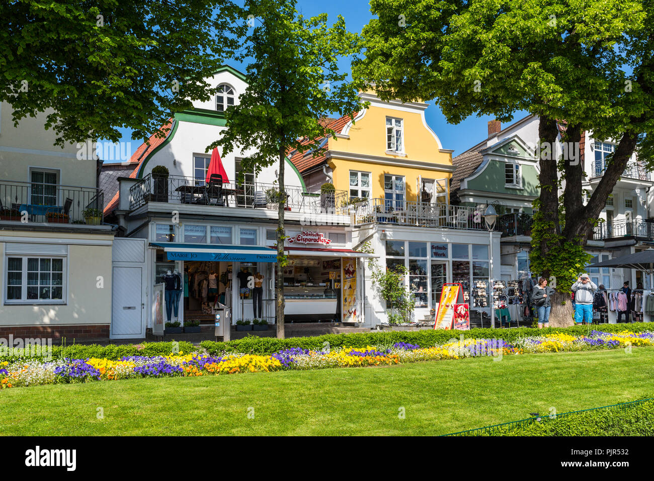 Rostock, Deutschland - 26. Mai 2017: Am Strom die Promenade am Alten Strom in Warnemünde, Hansestadt Rostock, Mecklenburg-Vorpommern, Germ Stockfoto