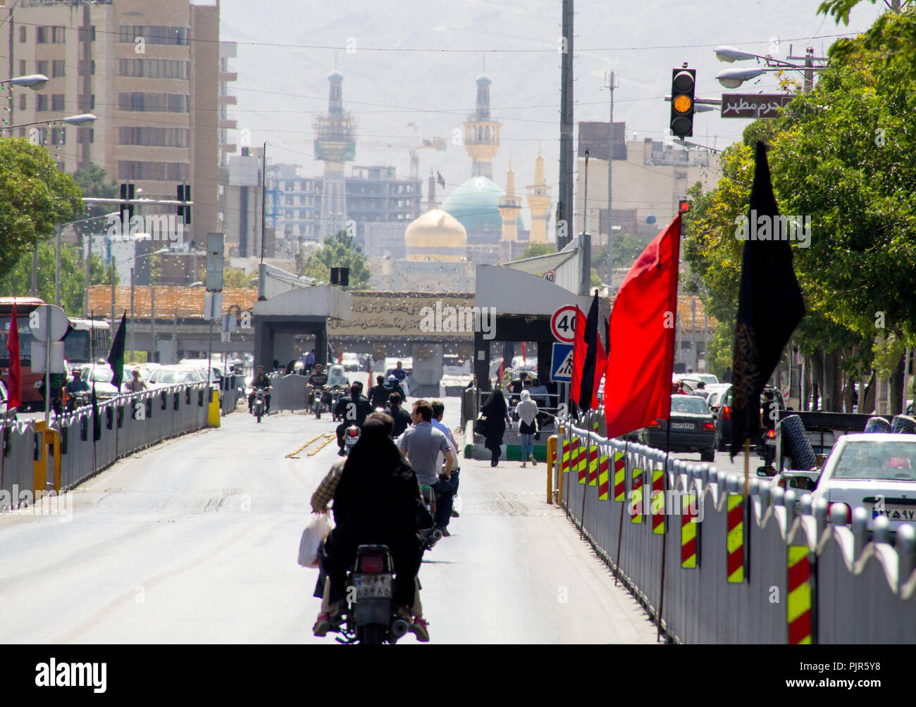 Foto für Straße in Mashhad Stadt in der Islamischen Republik Iran, die zum Schrein des Imam Reza führt. Und zeigt einige vorbeifahrende Autos Stockfoto