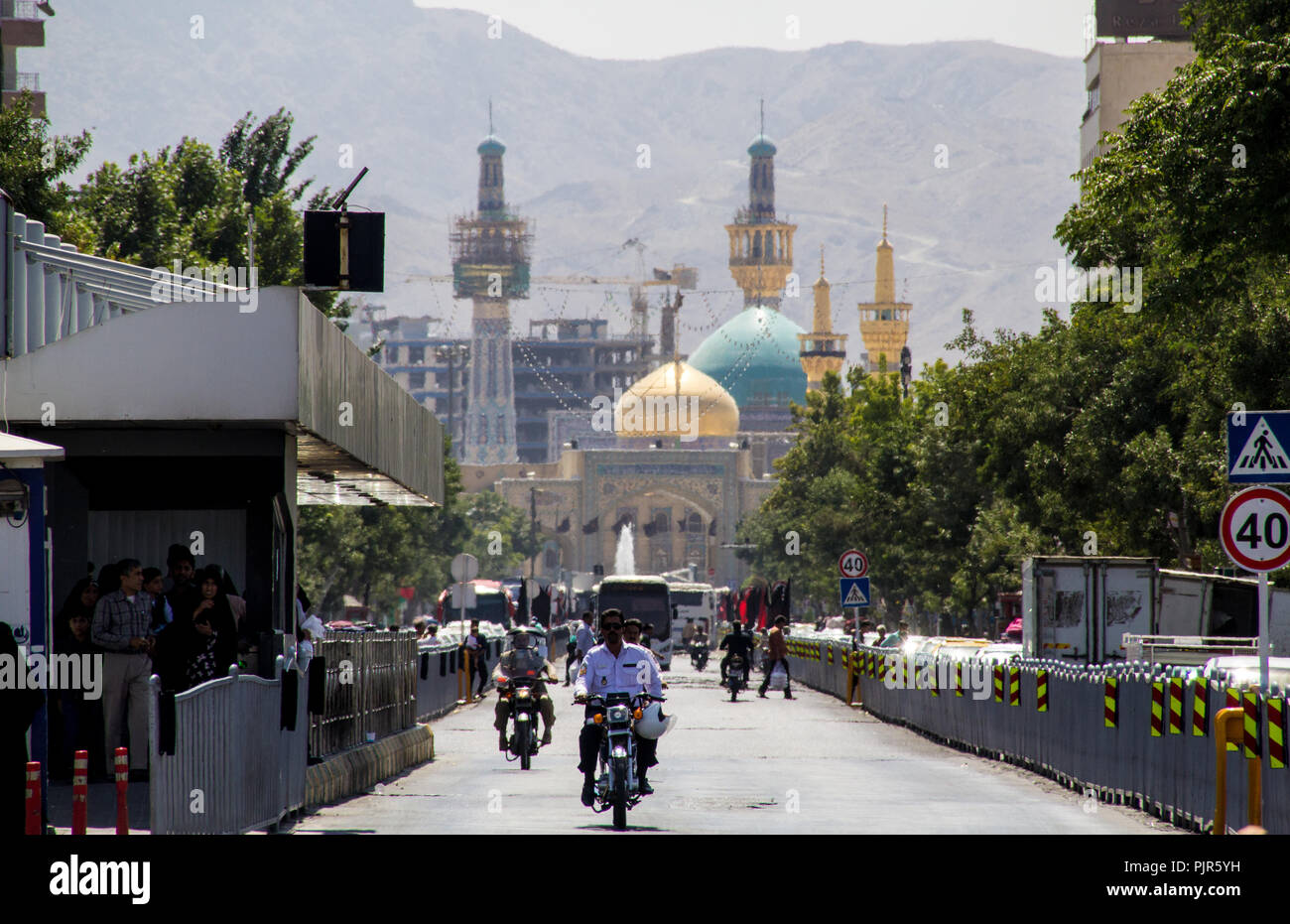 Foto für Straße in Mashhad Stadt in der Islamischen Republik Iran, die zum Schrein des Imam Reza führt. Und zeigt einige vorbeifahrende Autos Stockfoto