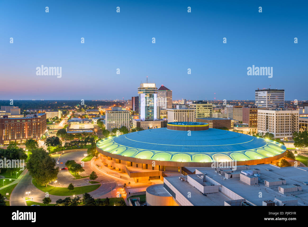Wichita, Kansas, USA Downtown Skyline in der Dämmerung. Stockfoto