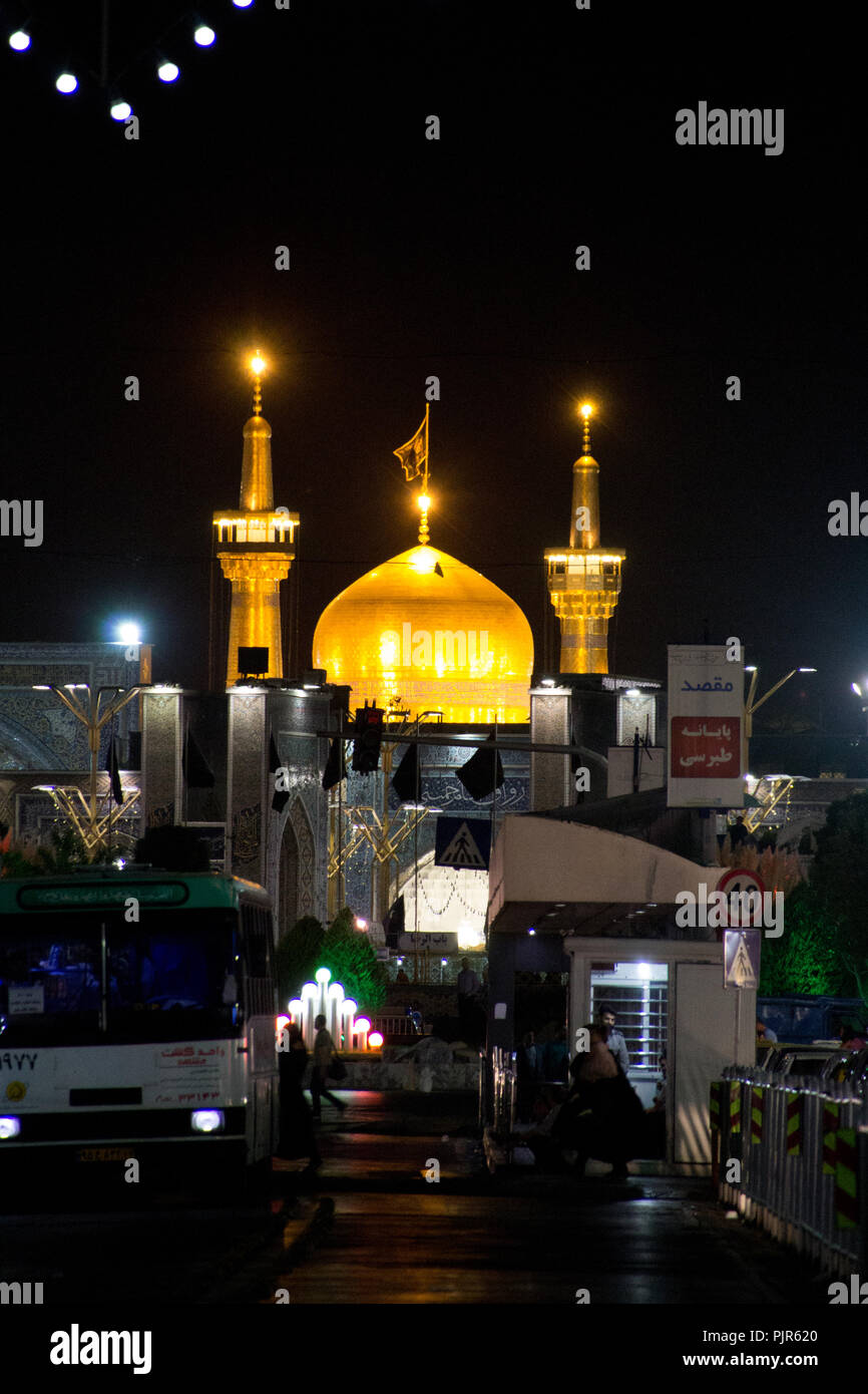 Foto für Straße in Mashhad Stadt in der Islamischen Republik Iran, die zum Schrein des Imam Reza führt. Und zeigt einige vorbeifahrende Autos Stockfoto