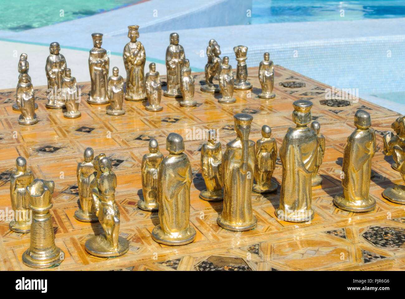 Gold und Marmor Schachspiel von einem Schwimmbad, das Emirates Palace Hotel, Vereinigte Arabische Emirate, Vereinigte Arabische Emirate Stockfoto