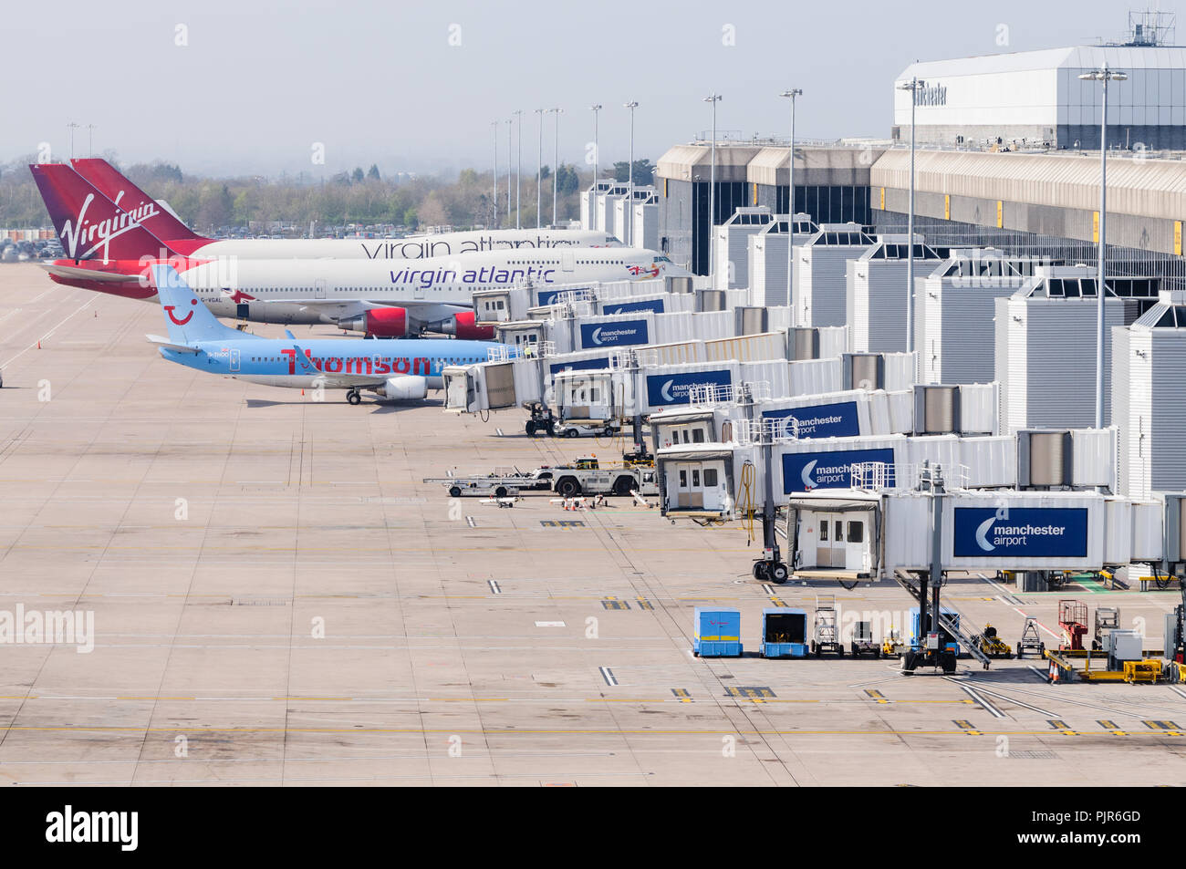 Virgin Atlantic 747s und eine Thompson 737-33V am Stand Manchester Airport Terminal 2 Stockfoto