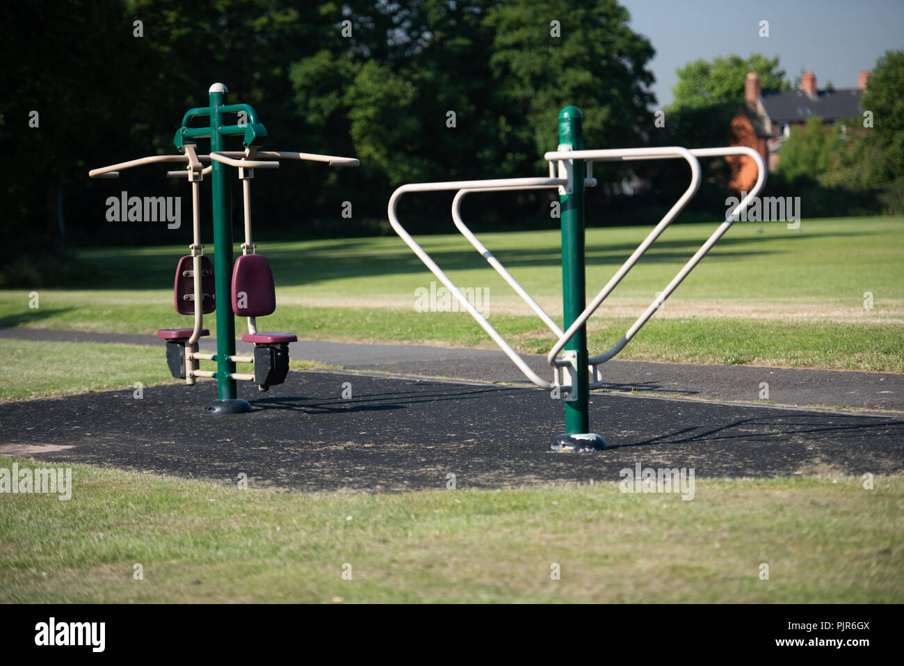 Fitnessbereich im Freien Übung Ausrüstung in einem öffentlichen Park. Stockfoto Fitnessbereich im Freien Übung Ausrüstung in einem öffentlichen Park. Stockfoto