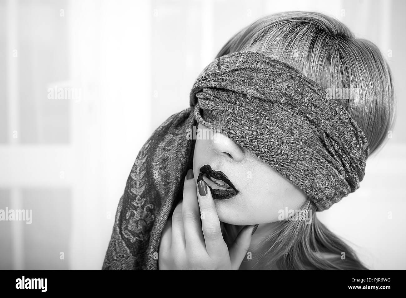 Lifestyle, Studio portrait einer jungen blonden Frau mit verbundenen Augen Stockfoto