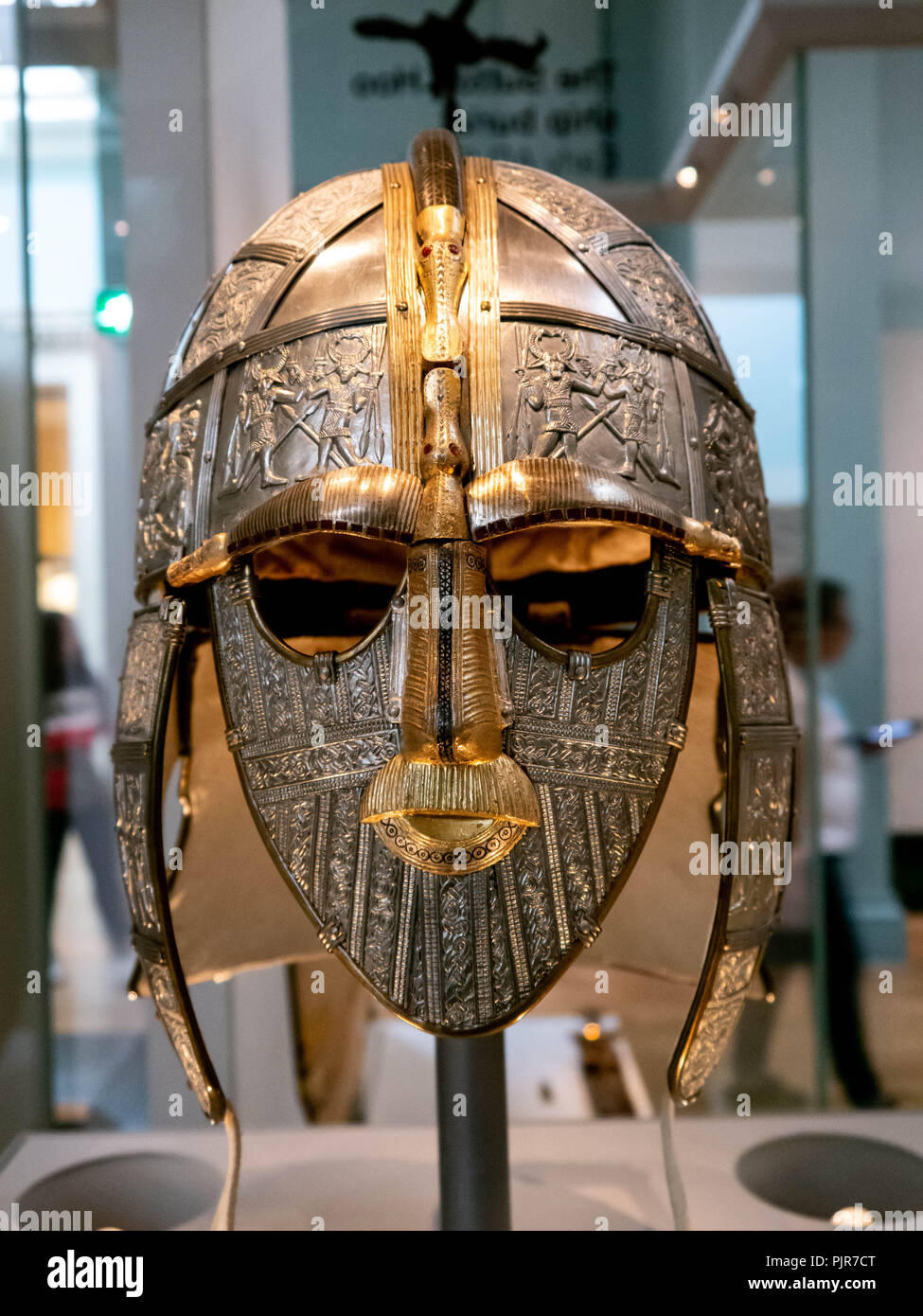 Eine Replik der Sutton Hoo Helm im Britischen Museum, England Stockfoto