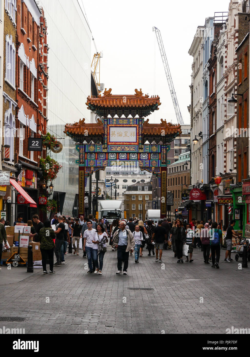 Touristen durch die Straßen von Chinatown in London, England Stockfoto