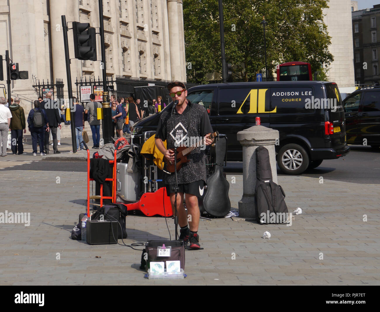 Ein strassenmusikant führt auf der London Street. Stockfoto