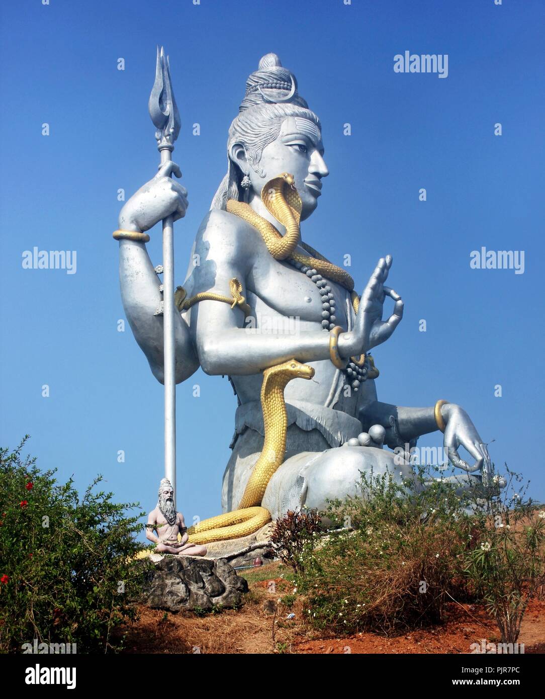Beliebte Hindu Tempel zu Lord Balaji, auf sieben Hügeln in Tirumala in Andhra Pradesh, Indien gewidmet. Goldene Kuppel oder Vimana, an der Rückseite gesehen Stockfoto