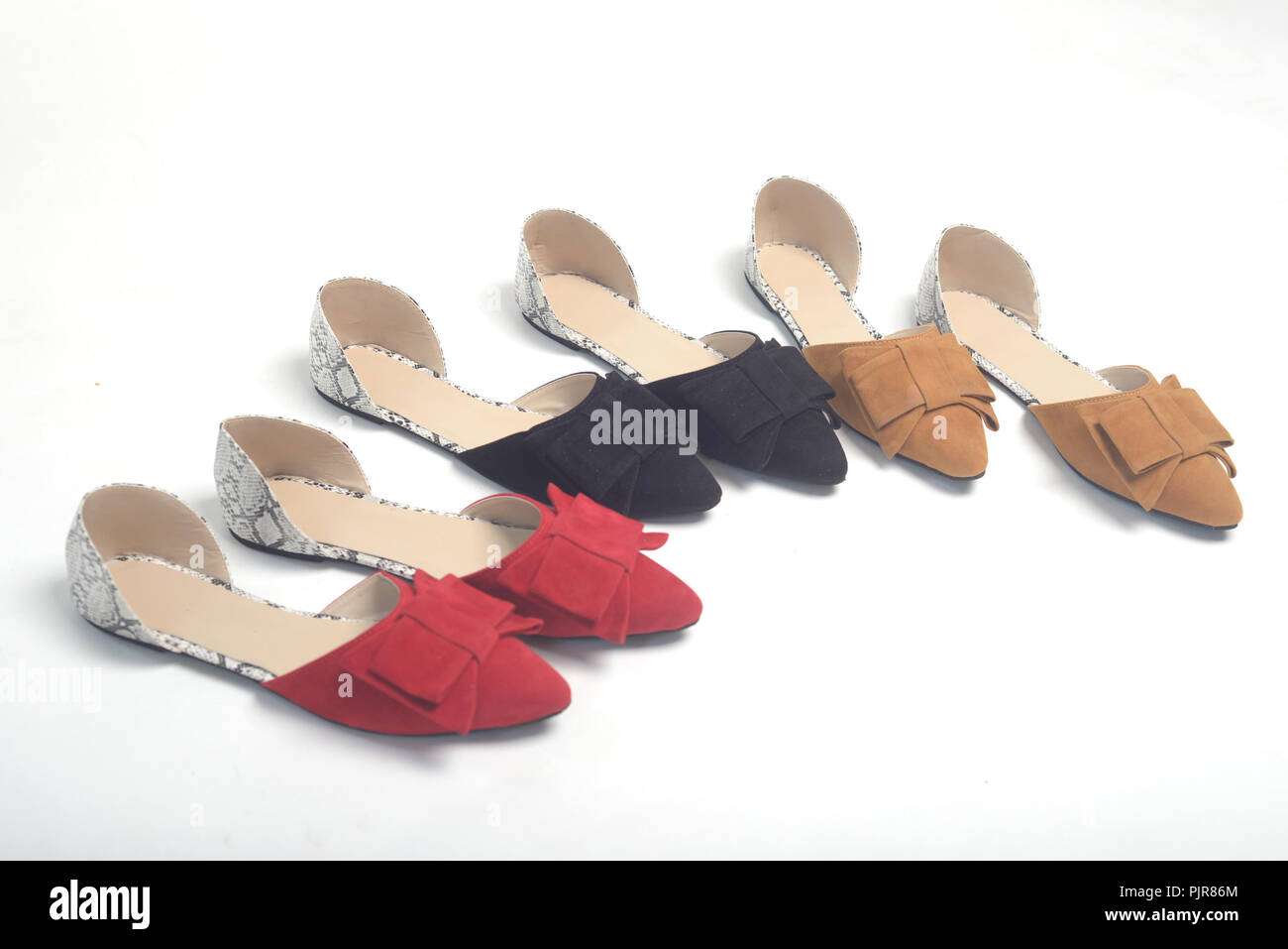 Mädchen Schuhe auf weißem Hintergrund Stockfoto