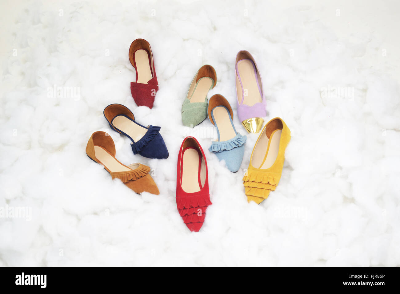 Mädchen Schuhe auf weißem Hintergrund Stockfoto