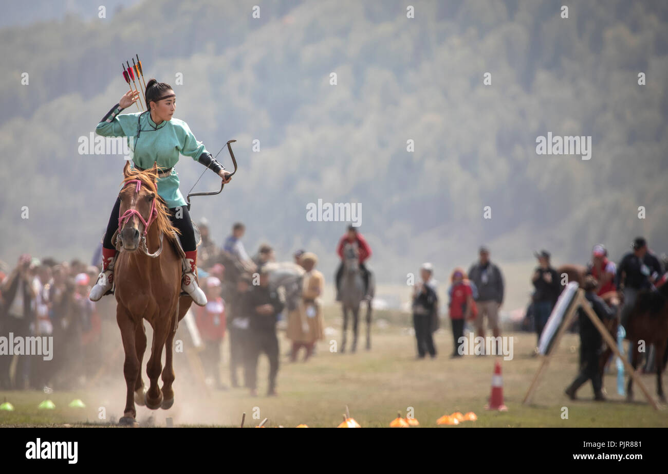 See Issyk-Kul, Kirgistan, 6. September 2018: Frau konkurrieren im Bogenschießen auf dem Pferd Spiel Stockfoto