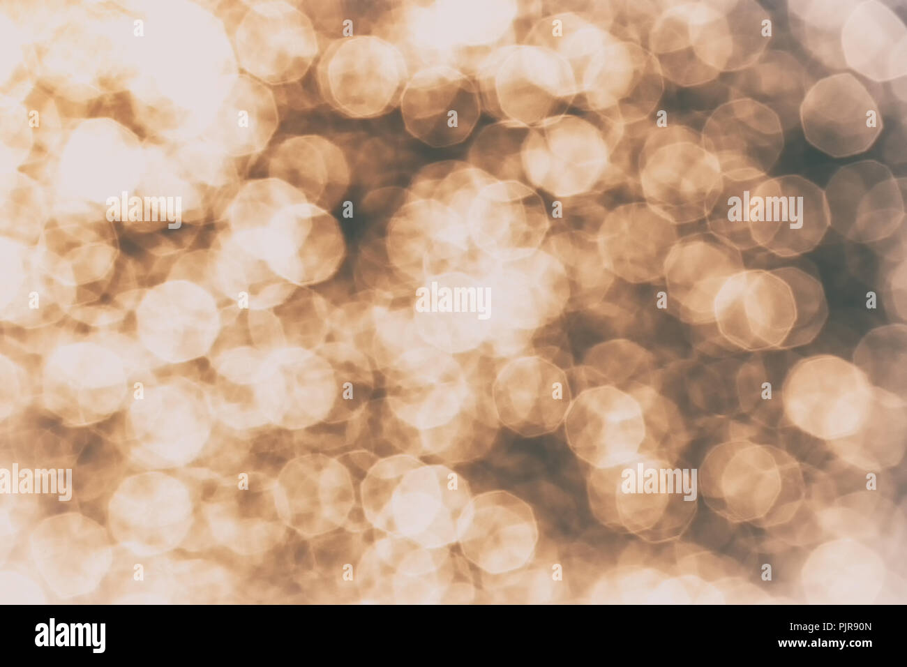 Chaotische Bewegung von zahlreichen defokussierten Lichtpunkte. Das Sonnenlicht wird in die Wellen reflektiert. Ungewöhnliche Wasser Farbe im Retro-Stil mit einem leichten Vignette am Stockfoto