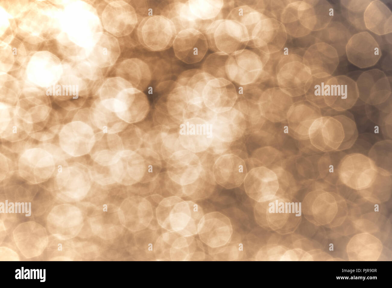 Chaotische Bewegung von zahlreichen defokussierten Lichtpunkte. Sonnenlicht ist in Wellen entlang der Küste reisen wider. Ungewöhnliche Farbe des Wassers im Retro-Stil Stockfoto