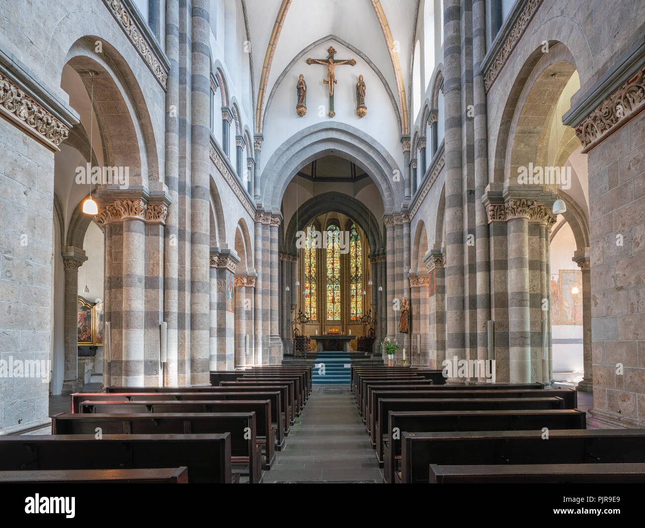 Deutschland, Köln - Juli 27, 2018: Blick durch das Seitenschiff der Basilika St. Andreas am 27. Juli 2018 in Köln, Deutschland Stockfoto