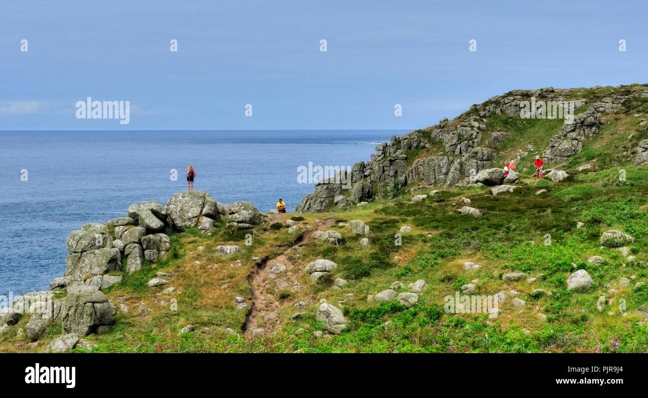 Menschen zu Fuß die Felsküste, Cornwall Lands End, Cornwall, England, Großbritannien Stockfoto