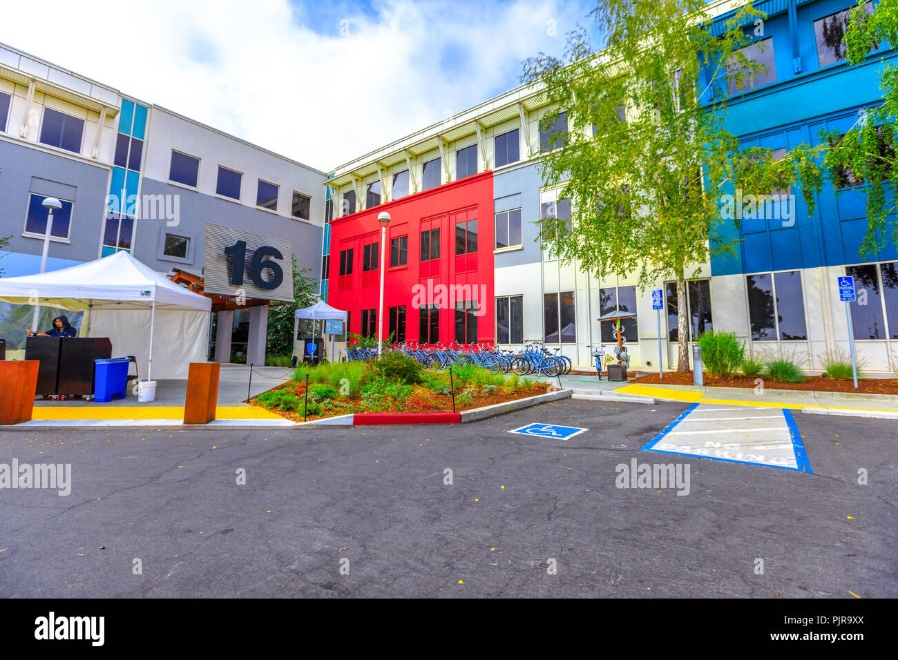 Menlo Park, Kalifornien, USA - 13. August 2018: Main Campus von Facebook Headquarters, Gebäude 16, Silicon Valley, San Francisco Bay Area. Facebook ist das weltweit führende Social Network unternehmen. Stockfoto