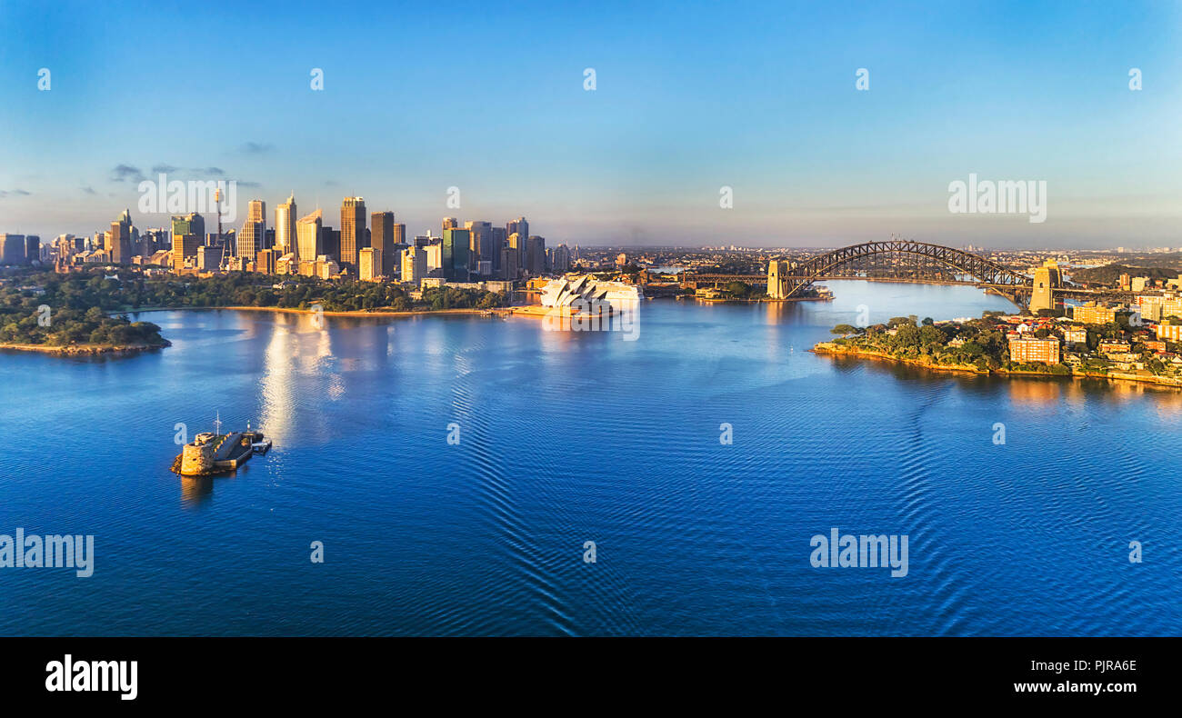 Fort Denison im Hafen von Sydney whart Stopp vor der City CBD Wahrzeichen und die Harbour Bridge anschließen North Shore unter blauem Himmel. Stockfoto