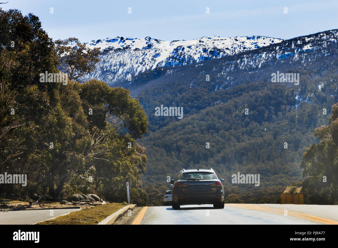 Fahrgast tourist Autos auf Thredbo Straße in Kosciuszko National Park von Australien - populäre Wintersport Skigebiete in Snowy Mountains im Winter s Stockfoto