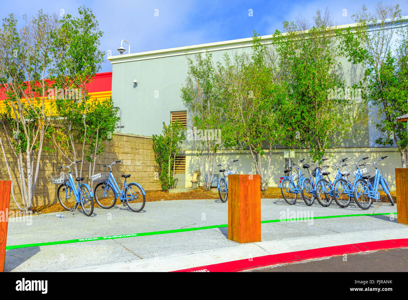 Menlo Park, Kalifornien, USA - 13. August 2018: Fahrräder durch Facebook Mitarbeitern verwendet werden, Ihren Campus zu navigieren. Farbenfrohes Gebäude von Facebook Hauptsitz im Silicon Valley. Stockfoto