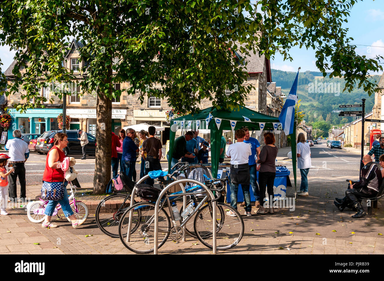 Menschen versammeln sich um einen Kiosk, die Informationen zur Unterstützung von Abstimmung verlassen während der Schottischen Referendum in der geschäftigen Marktstadt Aberfeldy Stockfoto