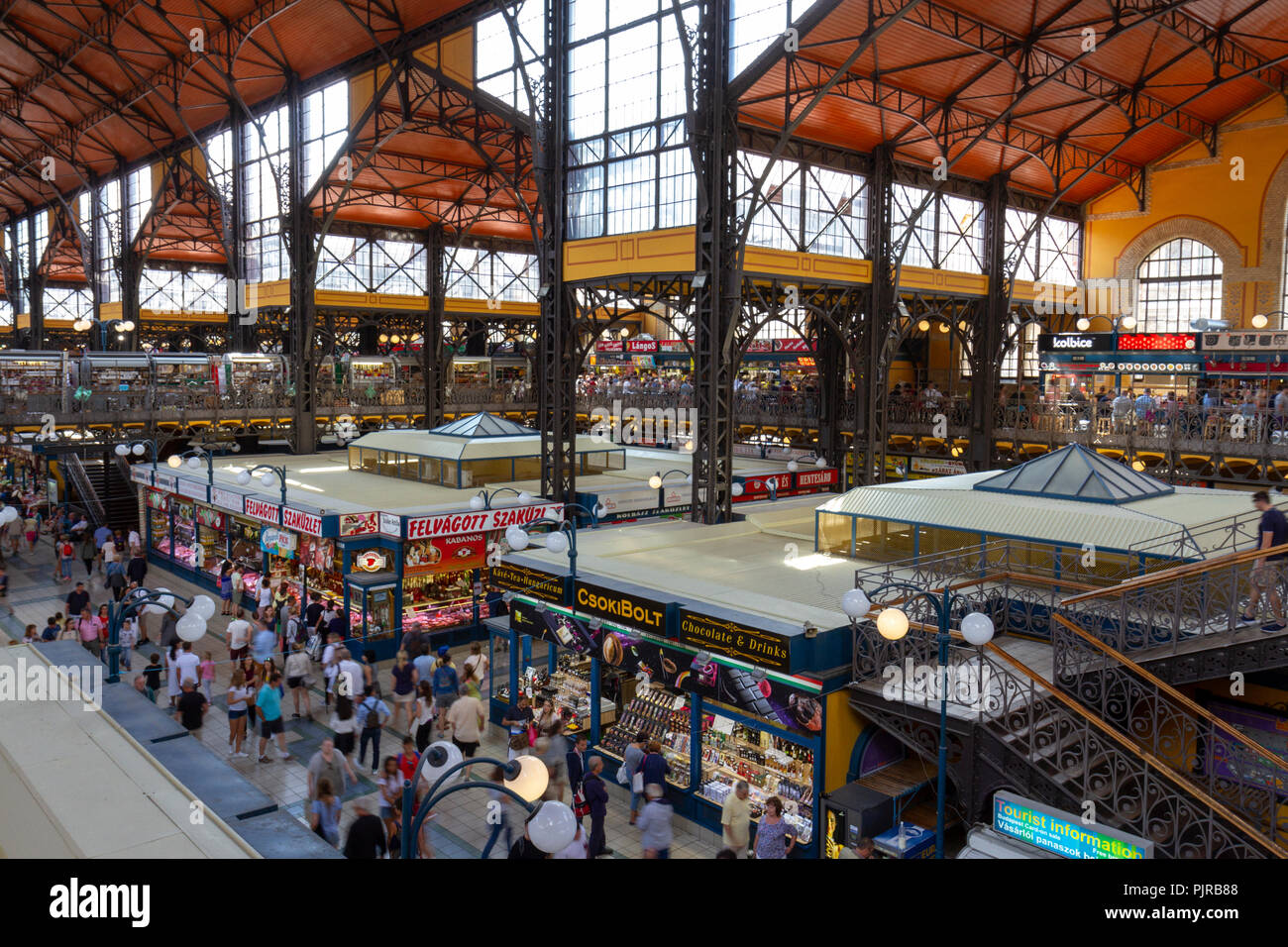 Allgemeine Ansicht auf die Haupteinkaufsstraße der Zentralen Markthalle, Budapest, Ungarn. Stockfoto