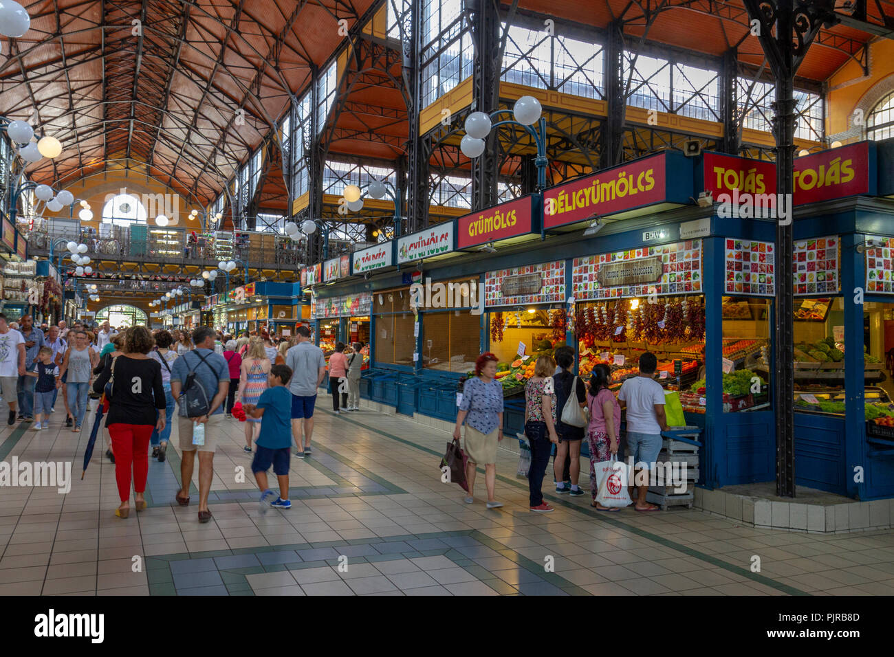 Allgemeine Ansicht auf die Haupteinkaufsstraße der Zentralen Markthalle, Budapest, Ungarn. Stockfoto