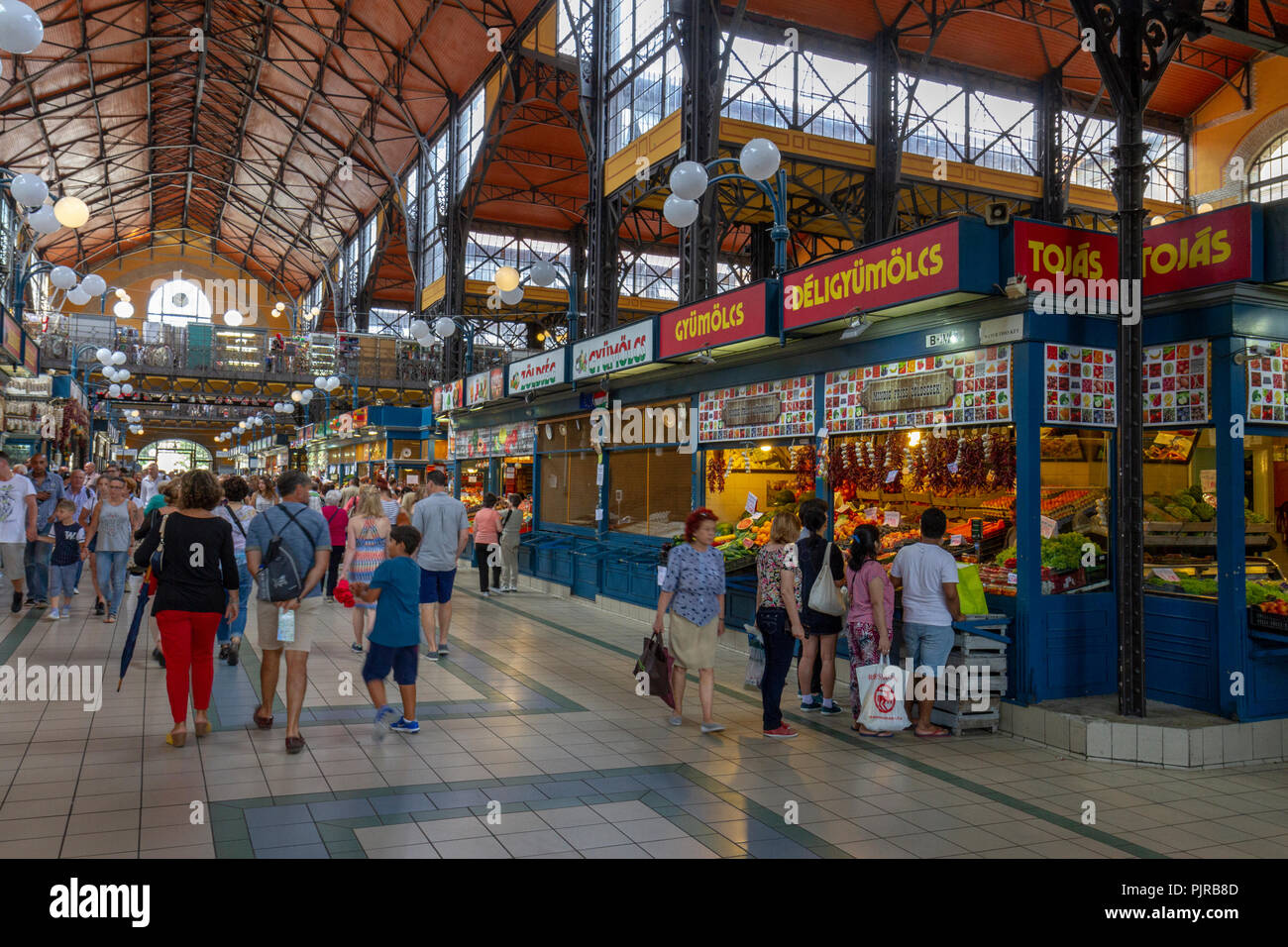 Allgemeine Ansicht auf die Haupteinkaufsstraße der Zentralen Markthalle, Budapest, Ungarn. Stockfoto