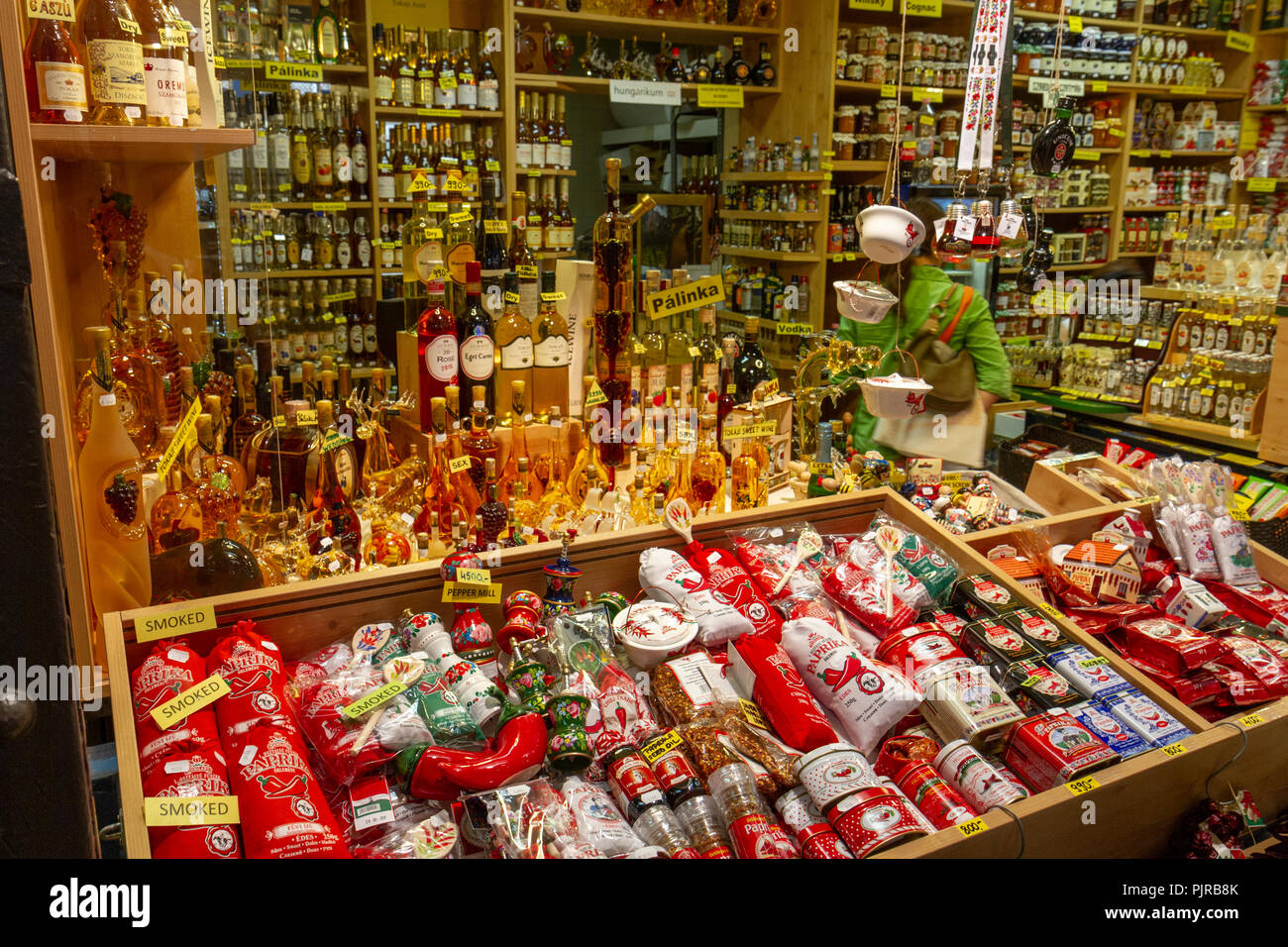 Alkohol und Paprika Shop in der zentralen Halle, Budapest, Ungarn. Stockfoto