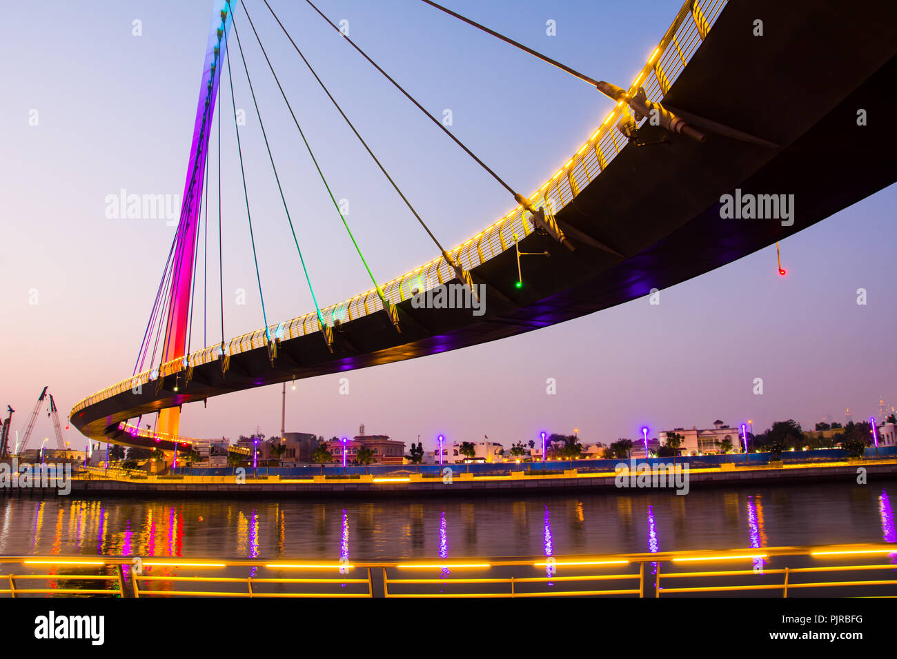 Dubai wasser Kanalbrücke in das Wasser in der Nacht Dämmerung wider Stockfoto