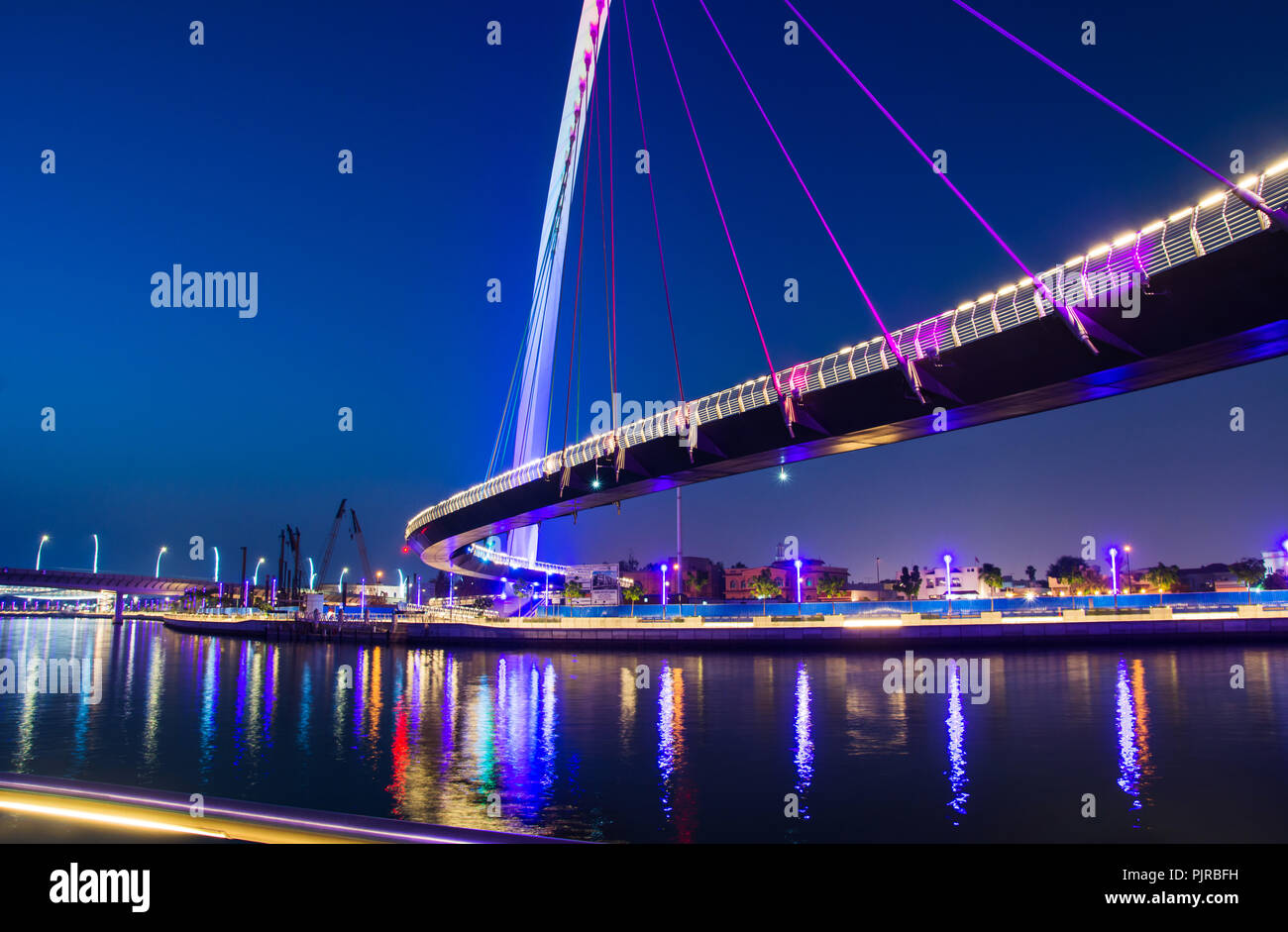 Dubai wasser Kanalbrücke in das Wasser in der Nacht wider Stockfoto