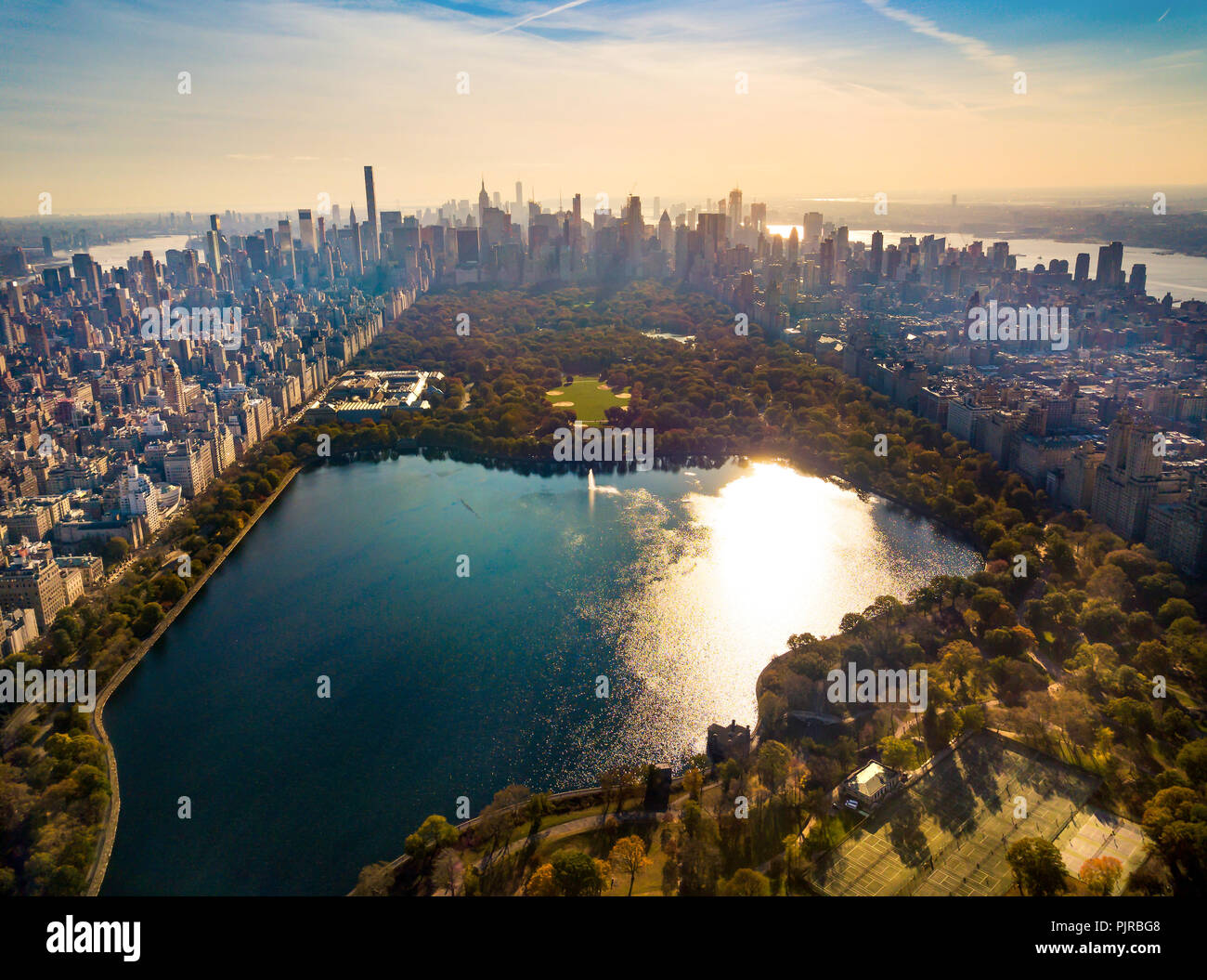 Die Insel Manhattan und Central Park komplette Luftaufnahme, New York auf Sehenswürdigkeit Stockfoto