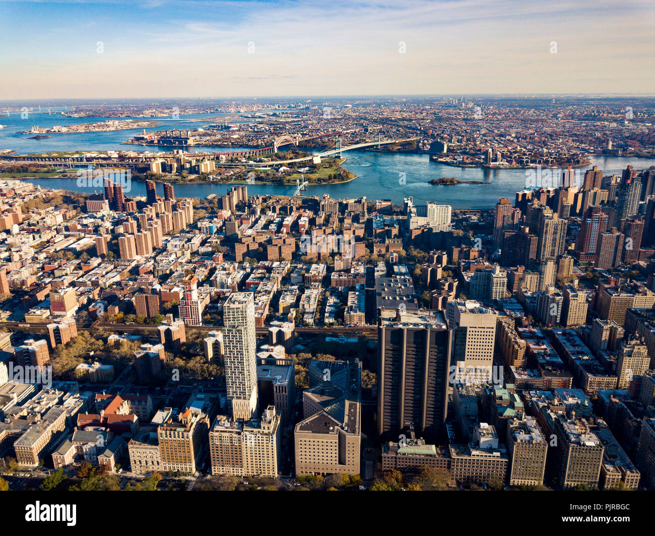 Beeindruckende Areal Blick über New York und die Manhattan Insel bei Sonnenuntergang Stockfoto