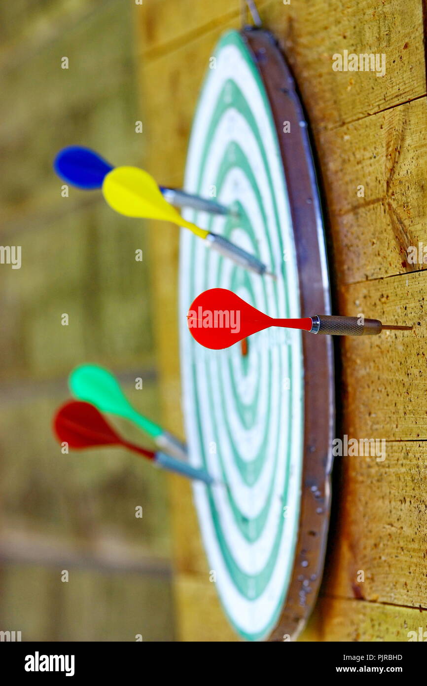 Dart in Bulls Eye Der dartscheibe Konzept für das Schlagen Stockfoto