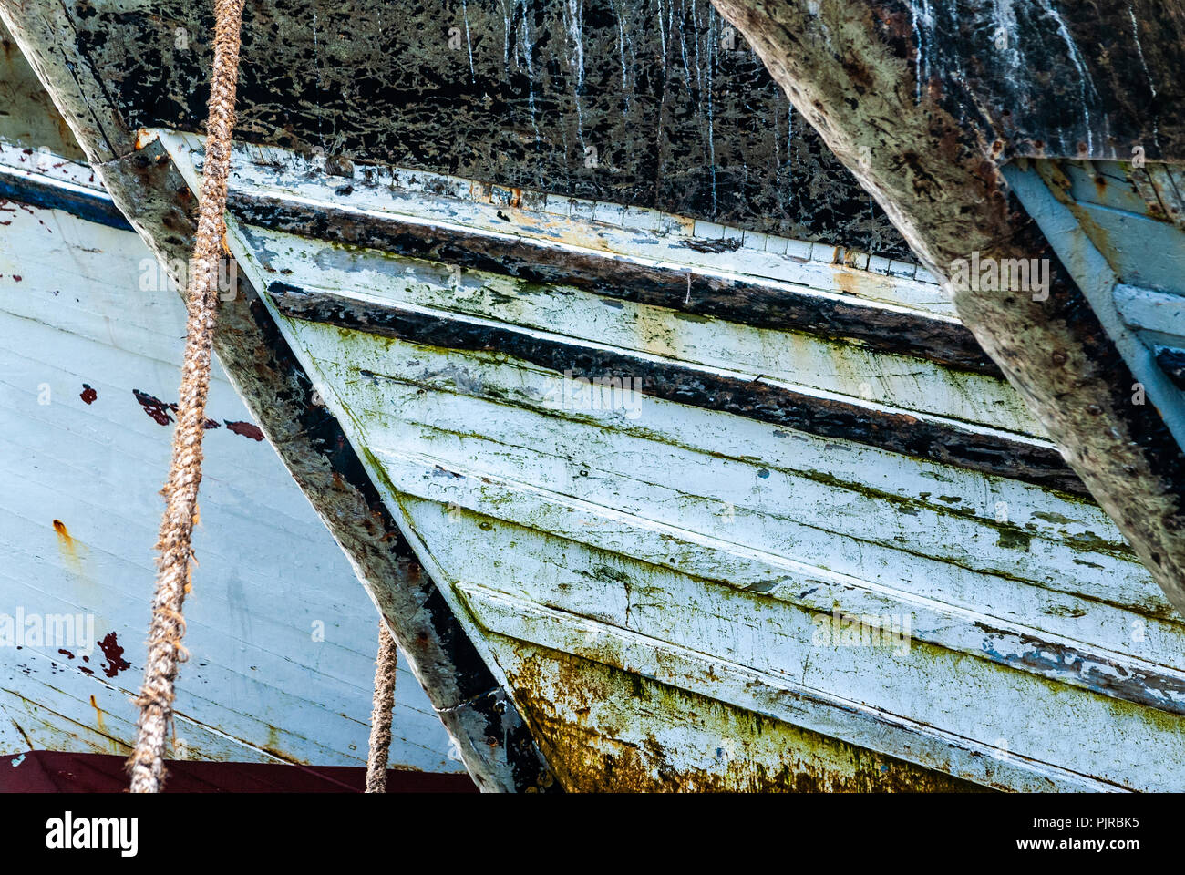 Nahaufnahme auf die Rümpfe der Fischerboote im Hafen von Essaouira in Marokko verankert Stockfoto