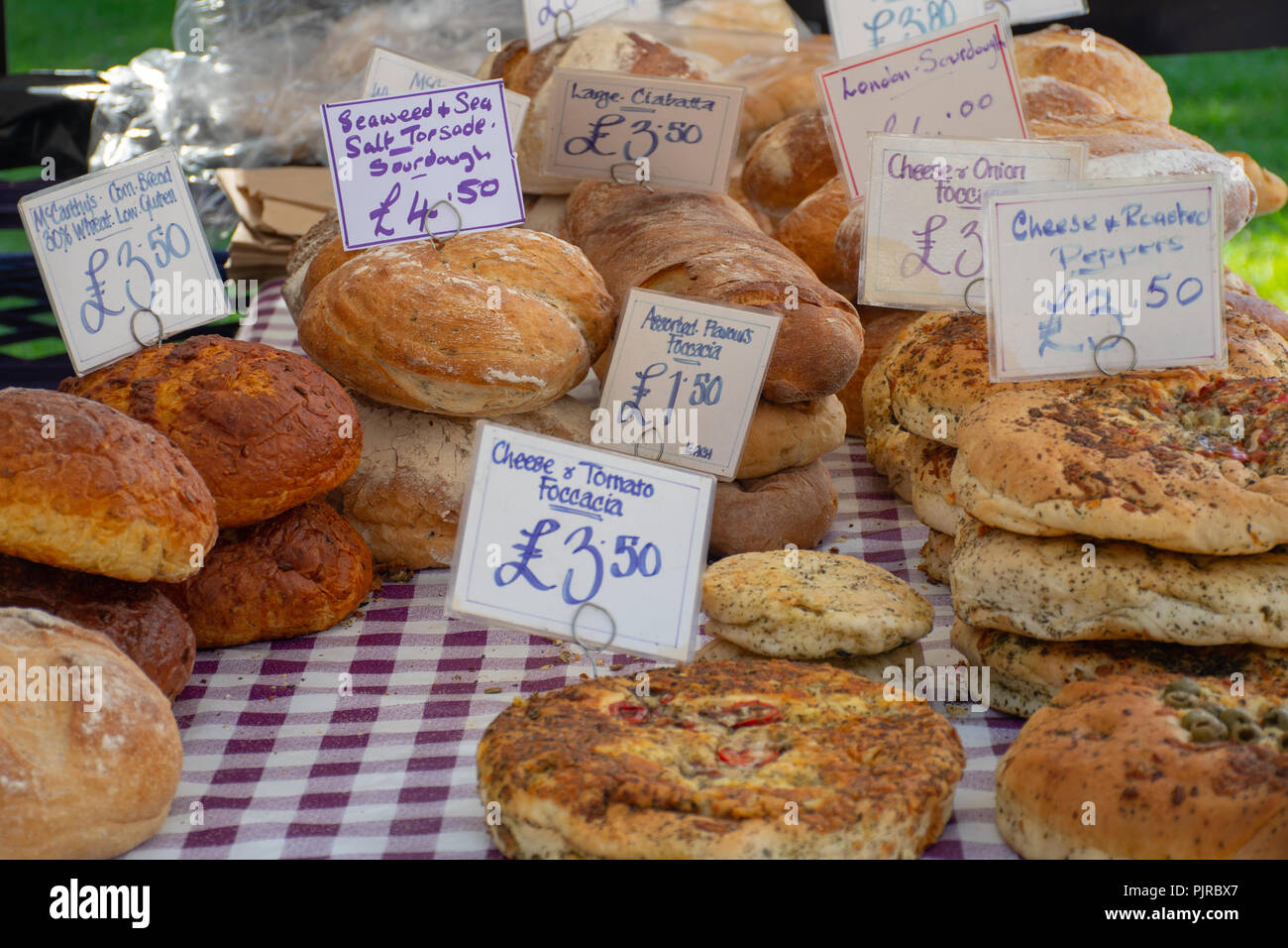 Chelmsford Essex UK-2 September 2018: Große Auswahl an Kunsthandwerk, Hausgemachtes Brot auf dem Tisch mit Preis tags für Verkauf Stockfoto