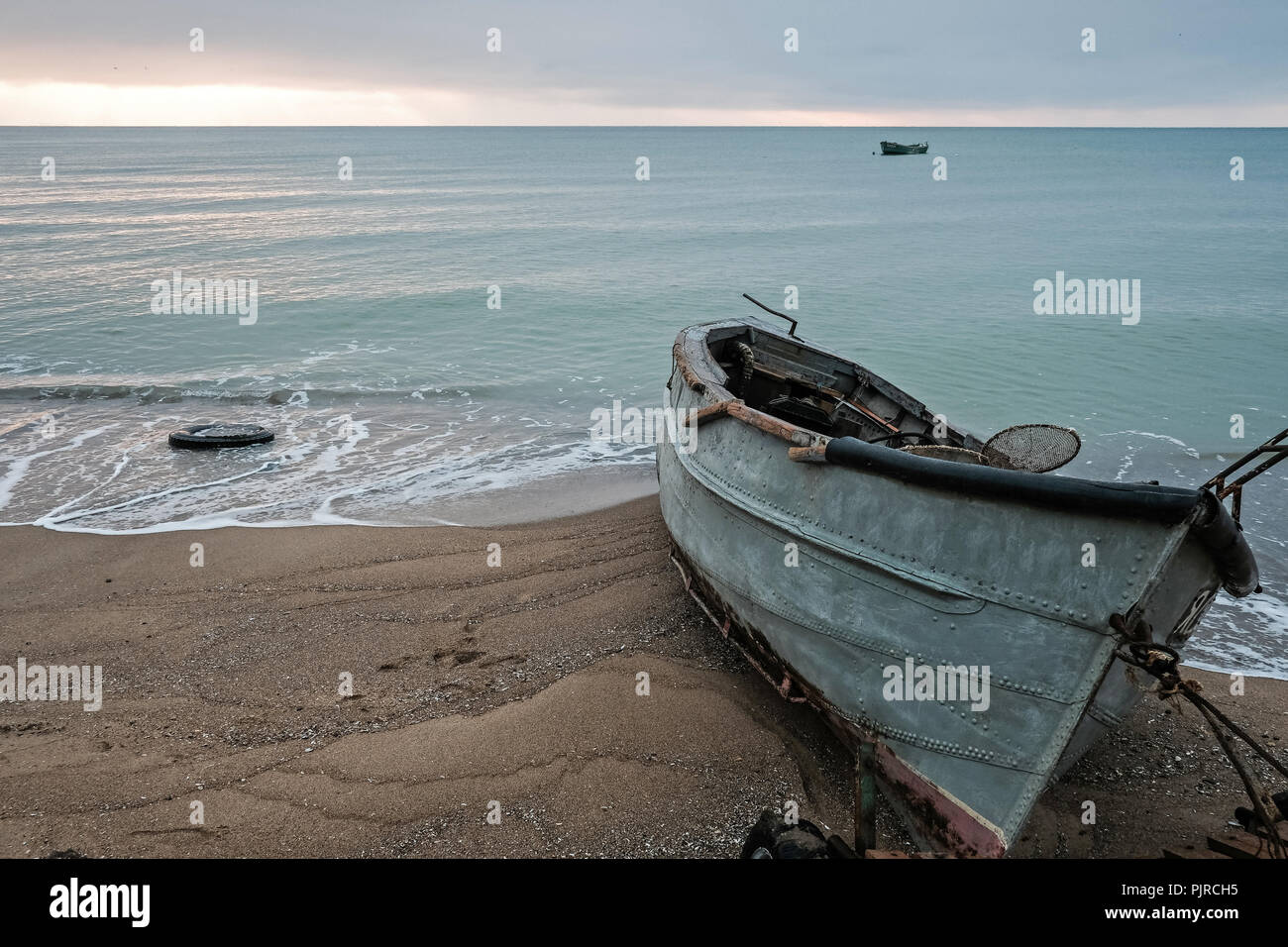 Boot am strand -Fotos und -Bildmaterial in hoher Auflösung – Alamy