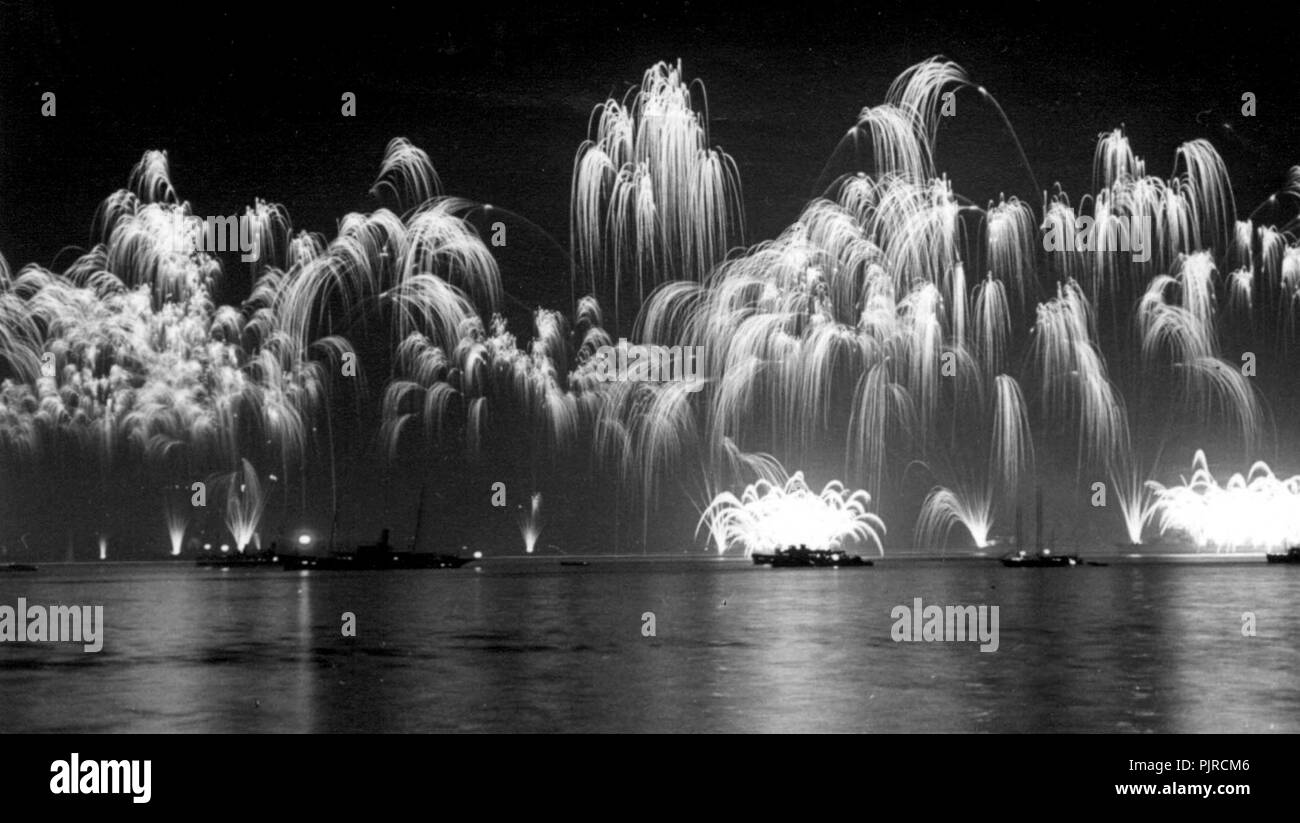 AJAXNETPHOTO. Mai, 1937. SPITHEAD, England. - Krönung FLOTTE REVIEW Feuerwerk. Foto: AJAX VINTAGE BILDARCHIV REF: 5 37 Stockfoto