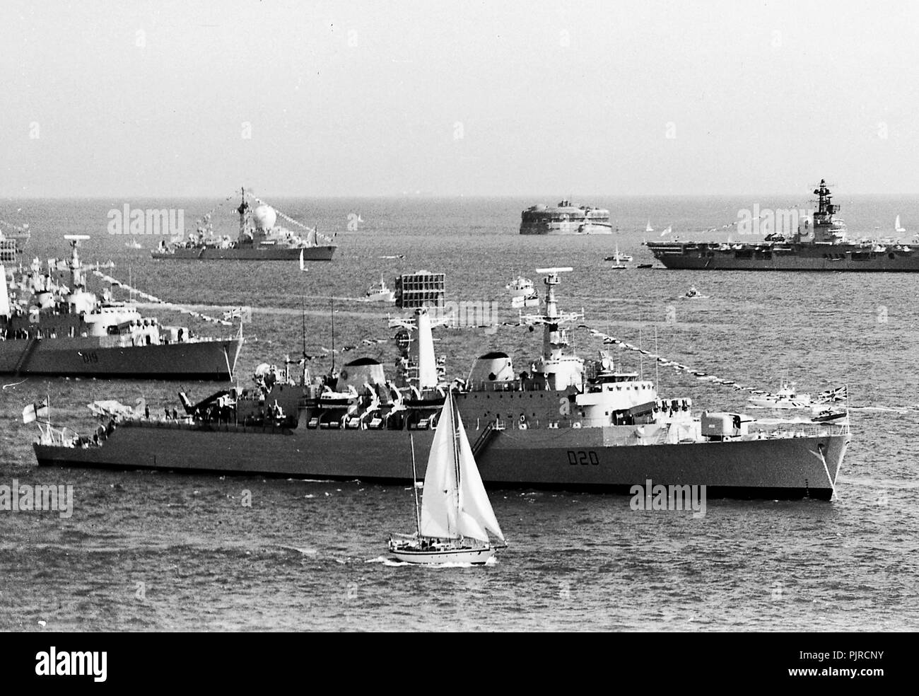 AJAXNETPHOTO. 26. Juni, 1977. SPITHEAD, England. (PMO 1) - SILVER JUBILEE FLOTTE REVIEW - GRAFSCHAFT Klasse Zerstörer HMS FIFE (FORE) und HMS Glamorgan (links) bei SPITHEAD für das Silberne Jubiläum Flotte überprüfen. Foto: Jonathan Eastland/AJAX REF: 7726061 Stockfoto