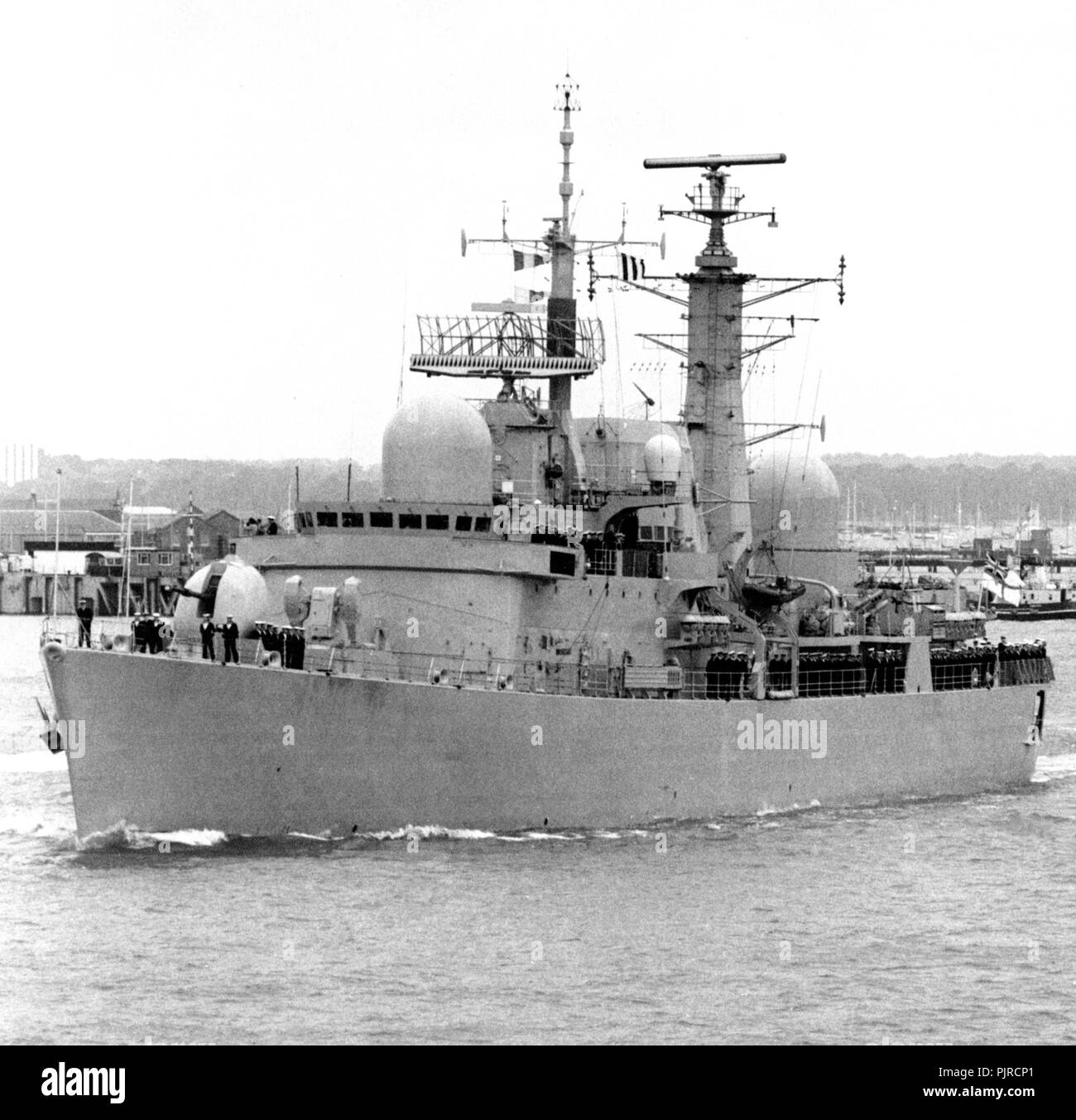 AJAXNETPHOTO. 18 Juni, 1982, Portsmouth, England. - Zerstörer fährt - HMS SOUTHAMPTON AUS DEM HAFEN VORANGEGANGEN FÜR DEN SÜDATLANTIK. Foto: SIMON BARNETT/AJAX REF: HDD/NA 821806 1 Stockfoto