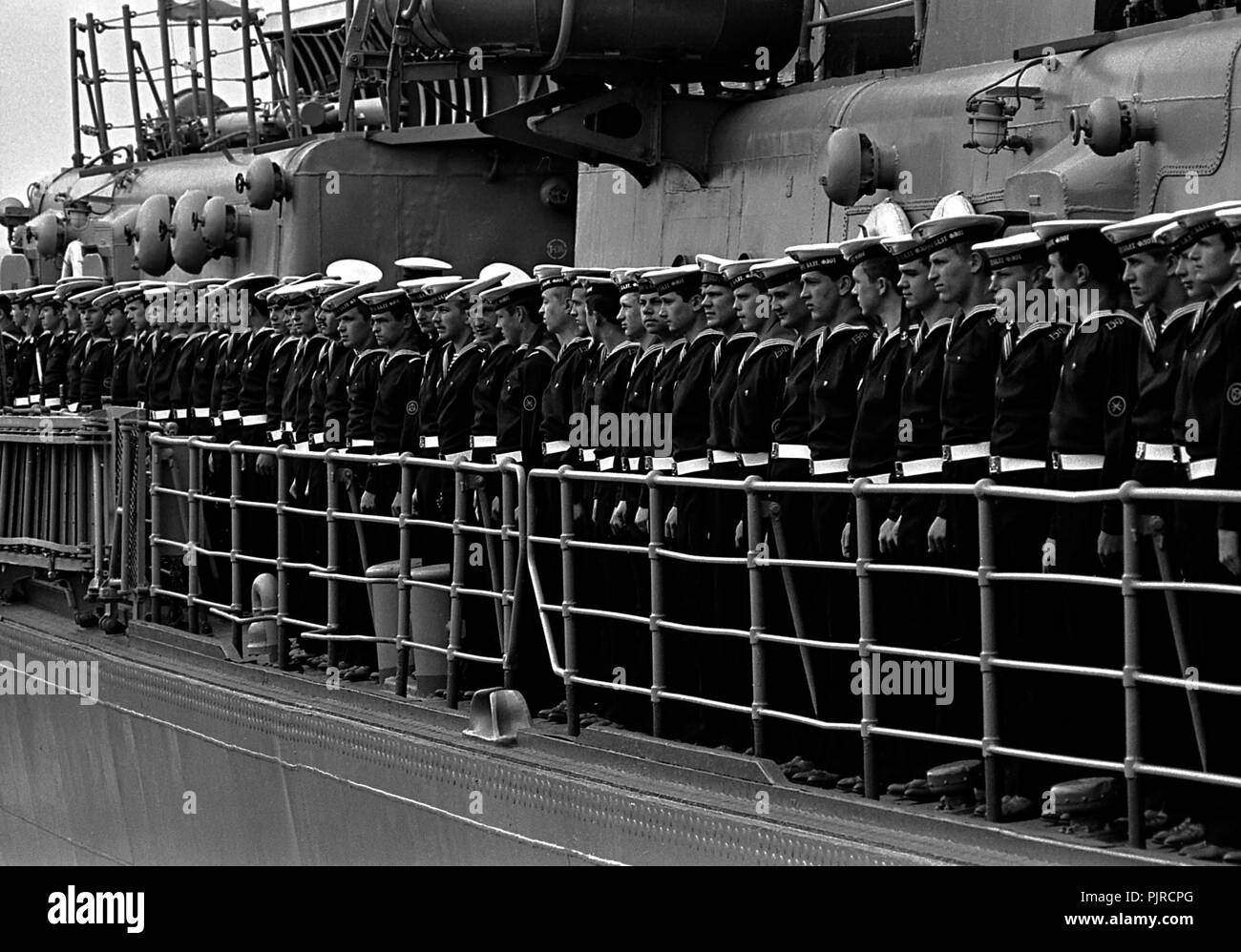 AJAXNETPHOTO. 28. Mai 1976. PORTSMOUTH, England. Sowjetische LINE UP-CREW DER RAKETE CRUISER OZBRATSOVY linie die MAINDECK, WENN DAS SCHIFF EINEN GESCHÄFTS- ODER FIRMENWERT BESUCH DER MARINESTÜTZPUNKT. Foto: Jonathan Eastland/AJAX REF: Festplatte (HDD) NA OZBRATSOVY 1976 4 Stockfoto