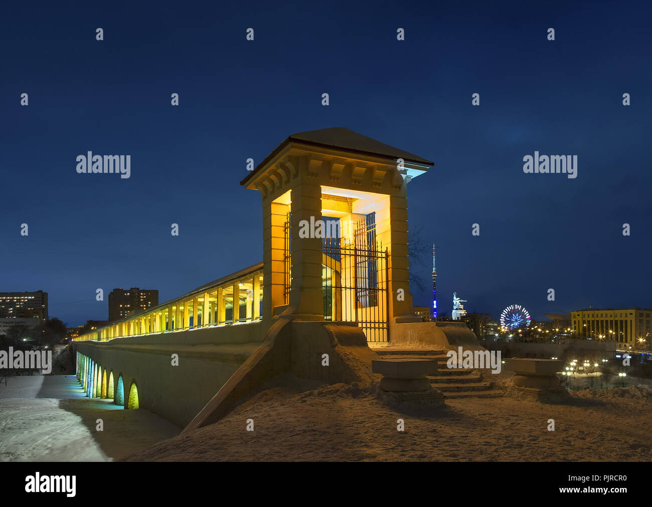 Nacht Foto des Rostokinskiy Aquädukt mit beleuchtet. Die Länge der Brücke beträgt 356 m. Moskau, Russland Stockfoto