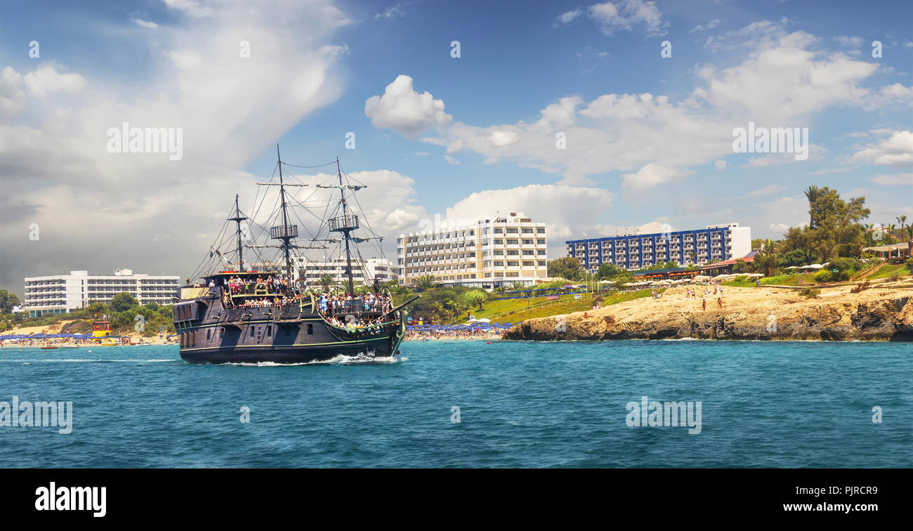 Segelschiff auf dem Hintergrund der Strände von Agia Napa an einem sonnigen Tag. Zypern Stockfoto