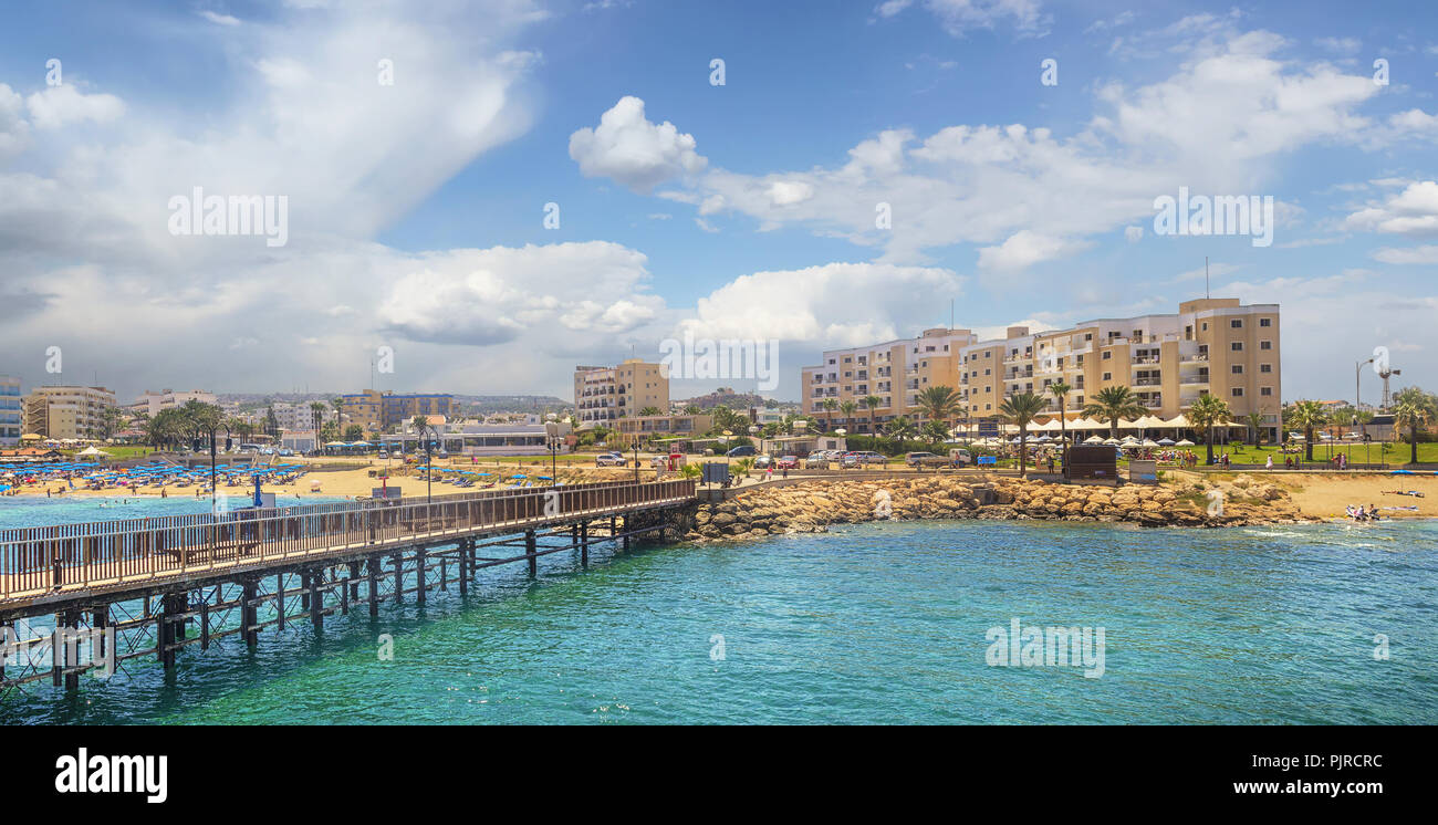 Die Seebrücke und den Strand von Protaras an einem sonnigen Tag. Zypern Stockfoto