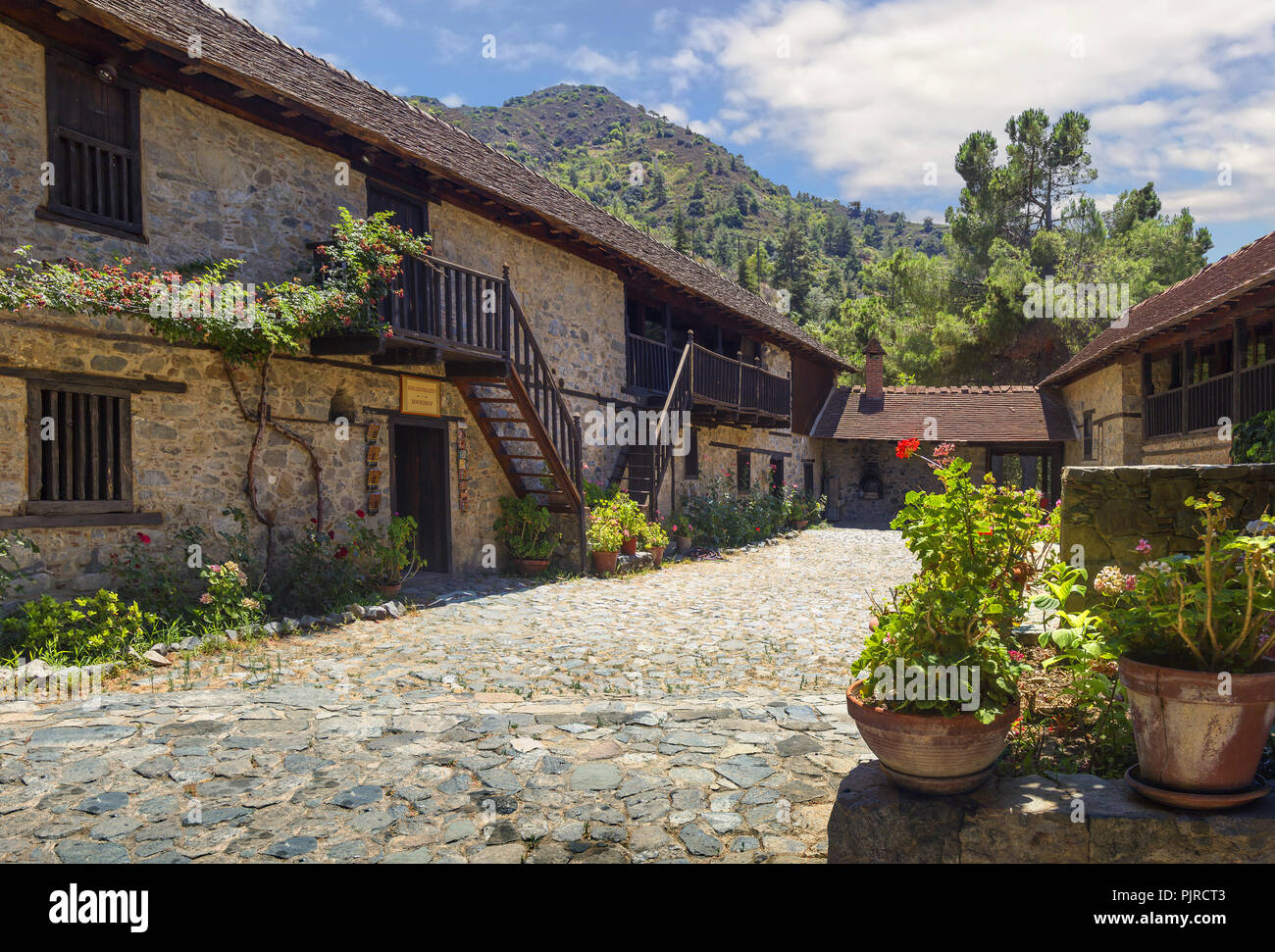 Hof des Klosters St. John Lampadistis im sonnigen Sommertag. Eín Dorf. Zypern. Stockfoto