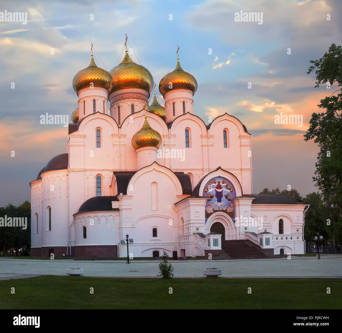 Kathedrale in Jaroslawl (Russland) - Orthodoxe Kirche, im Jahr 1215 gegründet. Die Kathedrale ist mit dem weltweit größten über das Tor dekorierte Fliesen- Stockfoto